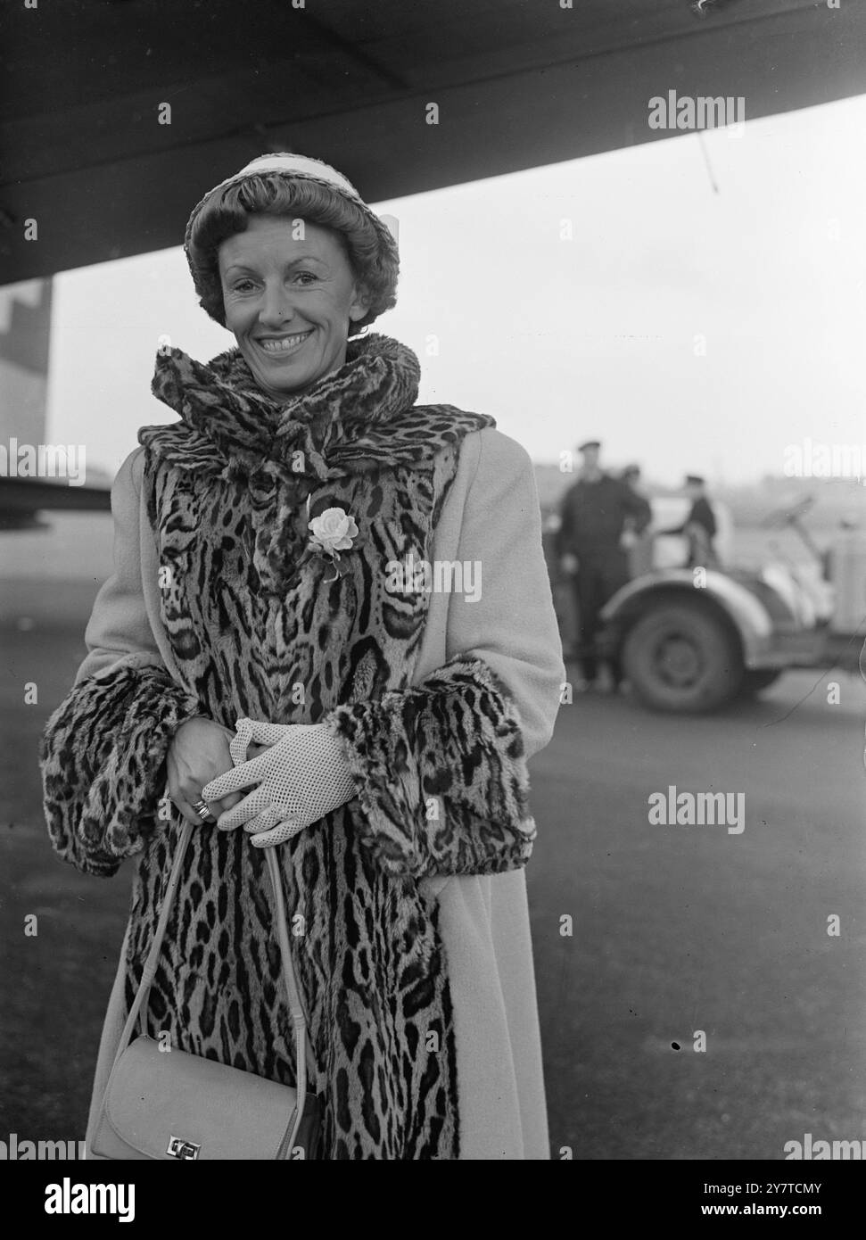 ' LILI MARLENE ' S'ENVOLE. Lale Andersen, la femme dont la chanson lili Marlene a allégé les pieds fatigués des troupes britanniques et allemandes lors de la dernière guerre mondiale, est arrivée à l'aéroport de Northolt, Middlesex, aujourd'hui en provenance de Suisse pour faire une première tournée musicale britannique. Elle chantera également dans le programme « Workers ' Playtime » de la Colombie-Britannique le 28 mars. Lale, descendant de Hans Christian Andersen, est marié au compositeur suisse Artur Beul, son deuxième mari. Elle a une fille de 19 ans qui est mariée à un homme de Hastings. Lale nie avoir diffusé pour la première fois ' Lili Marlene ' à l'instigation Banque D'Images