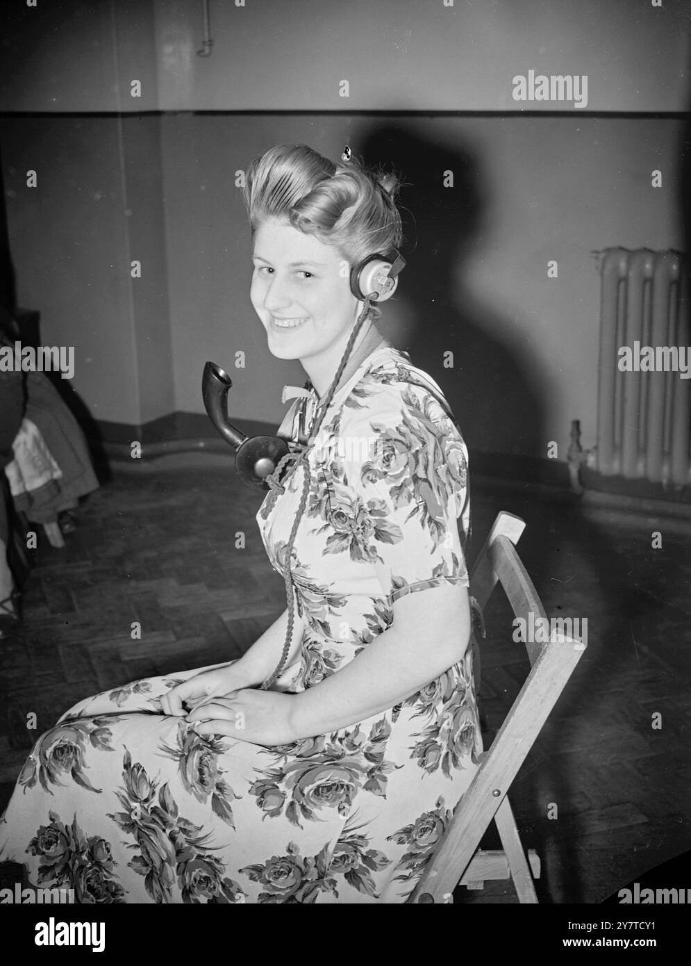 ' ROYAL ' LINE ' Princess ' qui aspire à un trône est BERYL CHEESMAN, 18 ans de Plumstead, photographiée à l'Avenue Telephone Exchange Building où, vendredi soir, elle concourra pour le titre de ' Telephone Beauty Queen of the City of London ' . Miss Cheeseman est l'une des 18 ' Princesses ' représentant chaque partie de la zone téléphonique de la ville de Londres qui prendra part au concours. Le gagnant recevra une coupe en argent en plus du titre. 16 mars 1950 Banque D'Images