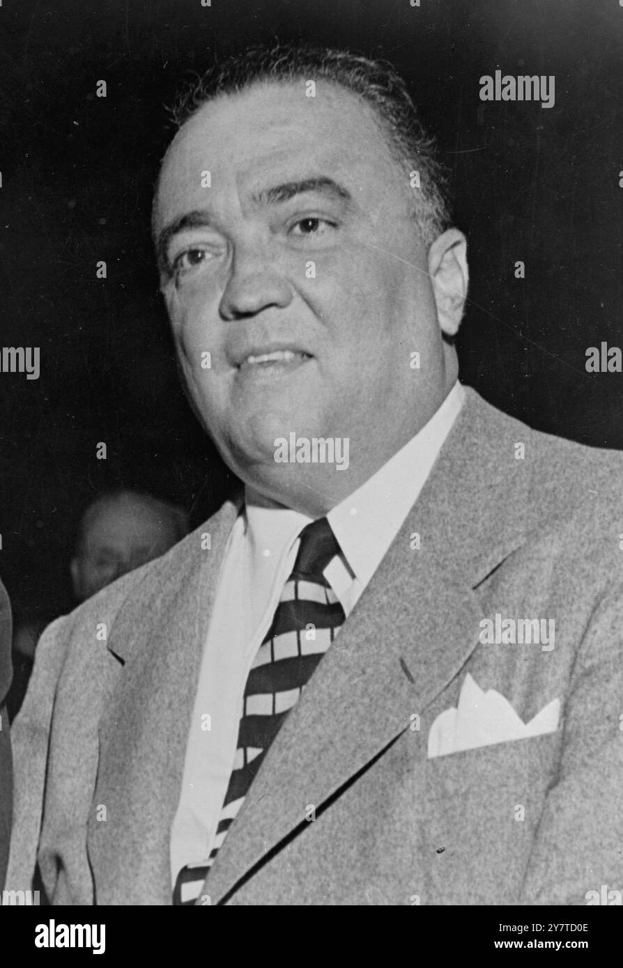 LE NON AMÉRICAIN. 1 G-MAN J. Edgar Hoover, G-Man No .1 de l'Amérique , qui dirige le célèbre bureau fédéral d'enquête. En tant que commis de 30 shilling par semaine à la bibliothèque du Congrès (Washington), il étudie le droit à l'école du soir. Depuis 1924, date à laquelle il a été nommé au plus haut poste du F.B.I.post, il a encouragé l'utilisation de méthodes scientifiques en matière de sécurité intérieure, de contre-espionnage et de lutte contre les gangs. La guerre des gangs des années 1920 a été largement anéantie grâce à ses efforts. Pendant la guerre, il dirigea 150 000 policiers en plus de son propre personnel de 4 300 G-men dans les opérations de contre-espionnage du pays Banque D'Images