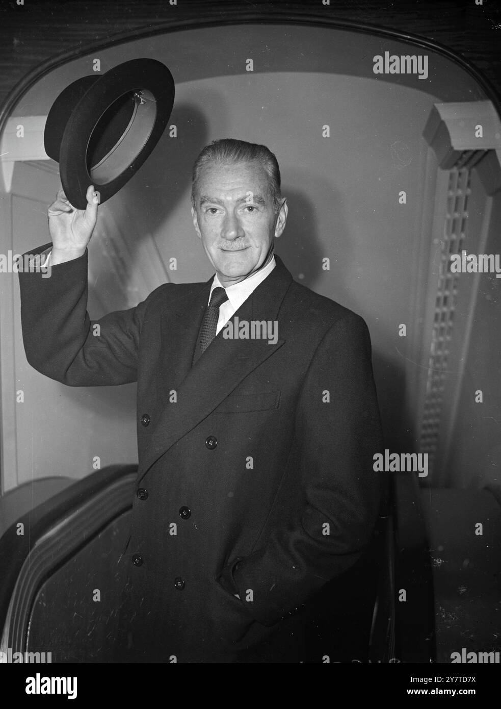 DEBONAIR ' TRAMP ' pas un peu comme un tramp est 20th Century Fox acteur Clifton Webb, donnant un salut suave à la Grande-Bretagne à son arrivée à Southampton à bord de la ligne Cunard ' Queen Mary ' de New York. Webb est ici pour discuter avec le réalisateur Henry Koster de son nouveau film « The Silver Whistle », dans lequel il joue le rôle de clochard. La réunion a été organisée parce que Koster ne sera pas en mesure de se rendre à Hollywood pour des discussions avant la mise en production du film. 6 novembre 1950 Banque D'Images