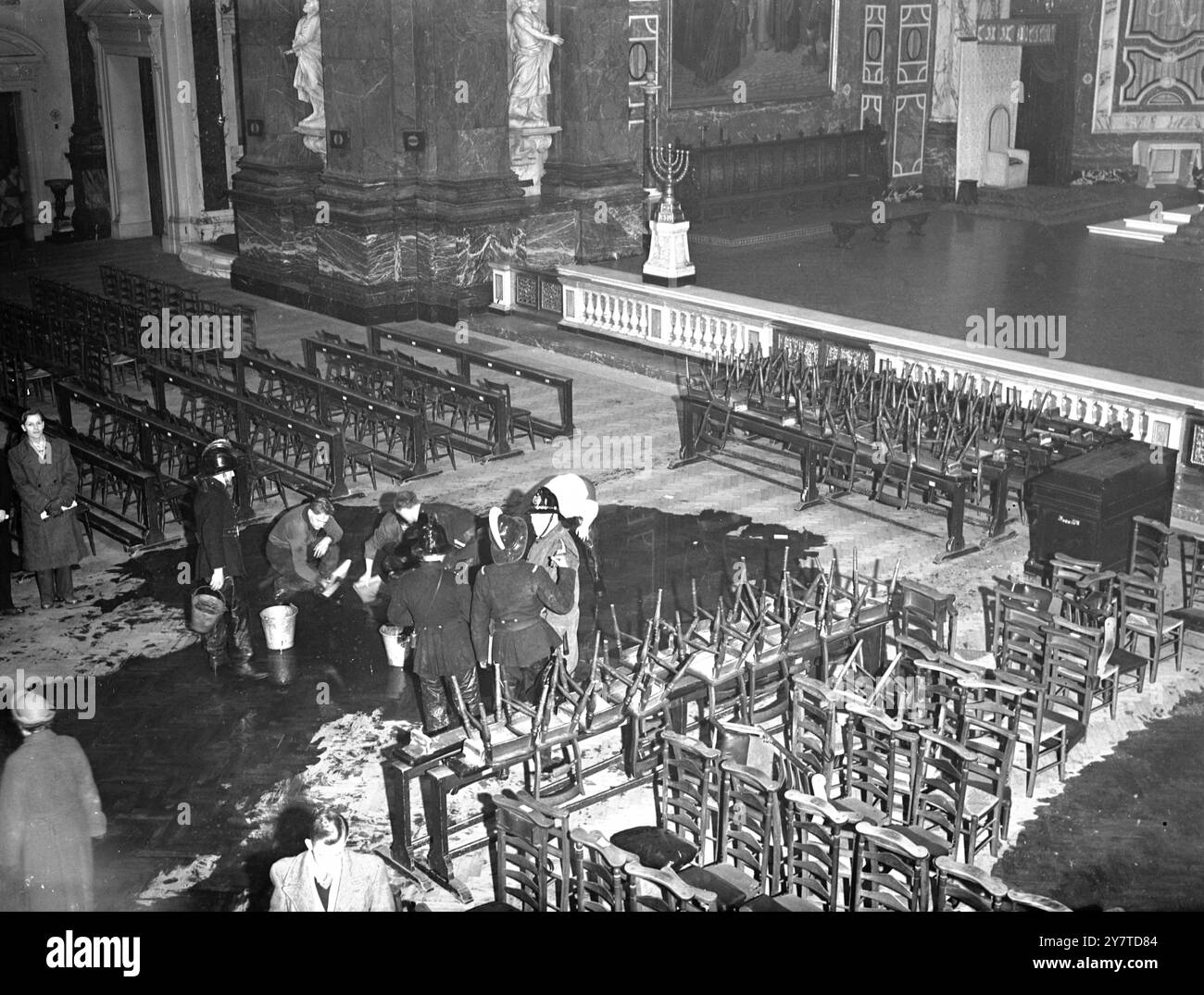 FLAMMES ORATOIRES DE BROMPTON - les fidèles qui ont couru de l'oratoire de Brompton quand la fumée a rempli le bâtiment , sont revenus pour aider les pompiers à combattre un incendie là-bas aujourd'hui . Le feu a commencé dans le loft orgue et s'est propagé du sol au deuxième étage. Cinquante pompiers , avec six moteurs , ont couru à l' Oratoire et ont maîtrisé l' incendie en une demi-heure . L'orgue, récemment réparé pour un coût de £1000, et le Calvaire ont été enveloppés de flammes. 13 mars 1950 Banque D'Images