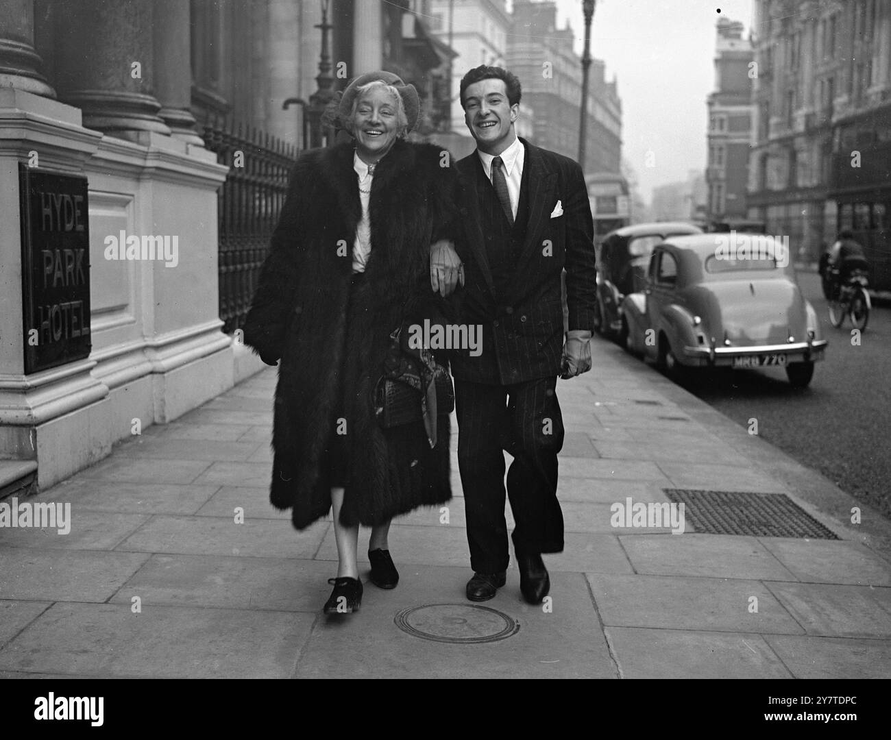 'MADAME TIC-Tac' ET SON FILS sourires de gaieté gauloise et d'allure décontractée désignent pour une mention spéciale ces deux visiteurs de Londres ; Mme FRANÇOISE ROSAY , l'éminente actrice française et son fils de 22 ans, M. Barnard Farrell. Ils sont ici pour commencer les répétitions pour une nouvelle pièce mettant en vedette Mme. Rosay , 'Madame TIC-Tac', dans laquelle elle jouera le rôle-titre. Son fils jouera son fils de scène. La pièce ouvrira au Garrick Theatre de Southport avant son horaire de diffusion à Londres. Mme . Rosay, grand, aux cheveux argentés, et âgé de 58 ans, a été vu dans le film ' Quartette '. Elle vient de terminer un Hollywood f Banque D'Images