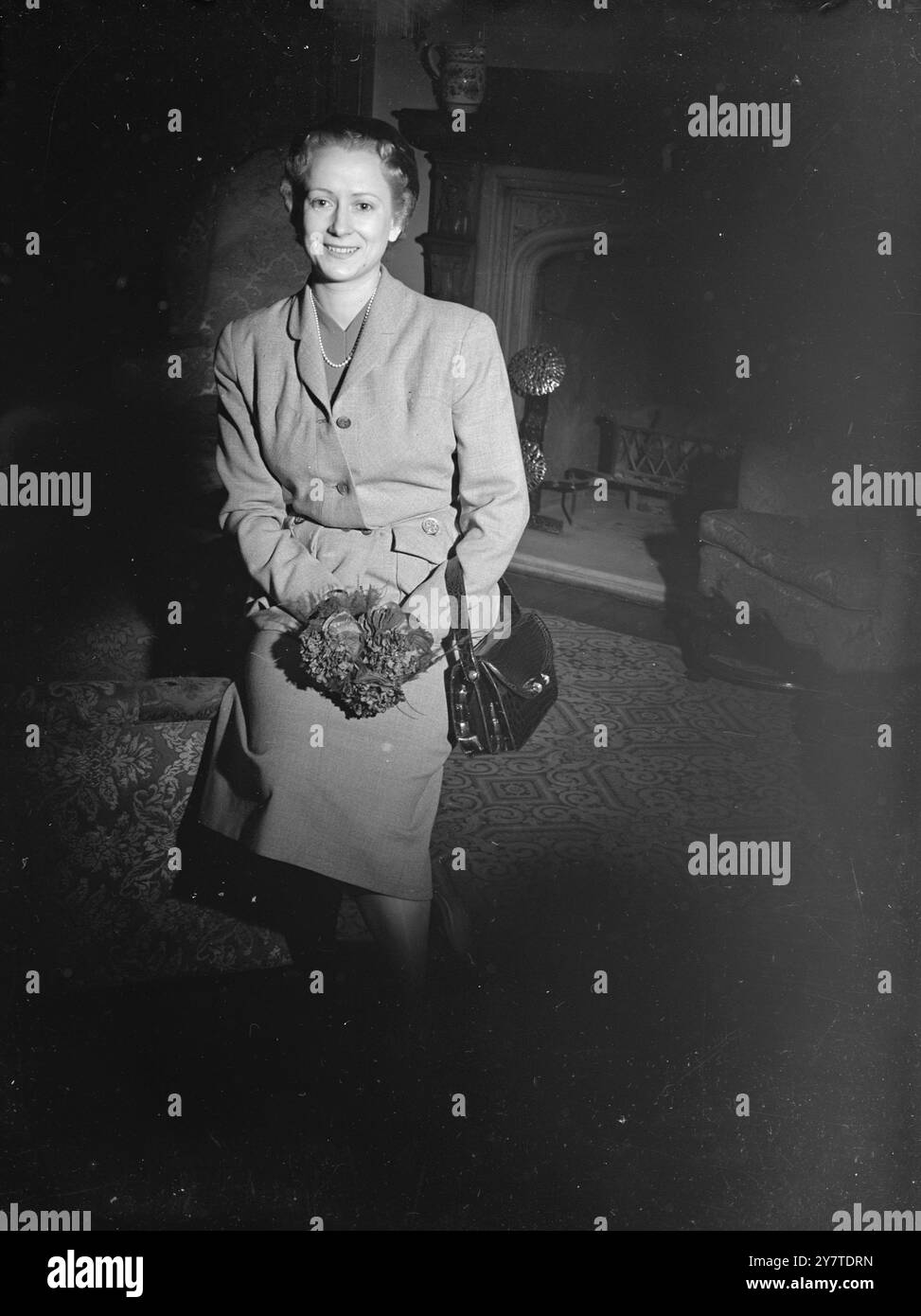 FRANÇAIS ' DESDEMONA ' À LONDRES POUR LA PIÈCE TÉLÉVISÉE MLLE . RENEE FAURE , étoile de la comédie française , représentée ici à l'Hôtel Grosvenor , Westminster , Londres après son arrivée à la gare Victoria à bord du ferry de nuit de Paris . Avec d'autres membres de la célèbre compagnie française , elle est ici pour participer à une émission télévisée de l'acte V d' ' Othello ' à l'occasion de la visite d'Etat du président français à Britiain . Mlle. Faure jouera le rôle de Desdemona dans l'adaptation française de la tragédie de Shakespears . Les stars de la Comédie française joueront les autres rôles. C'est l'un des t Banque D'Images