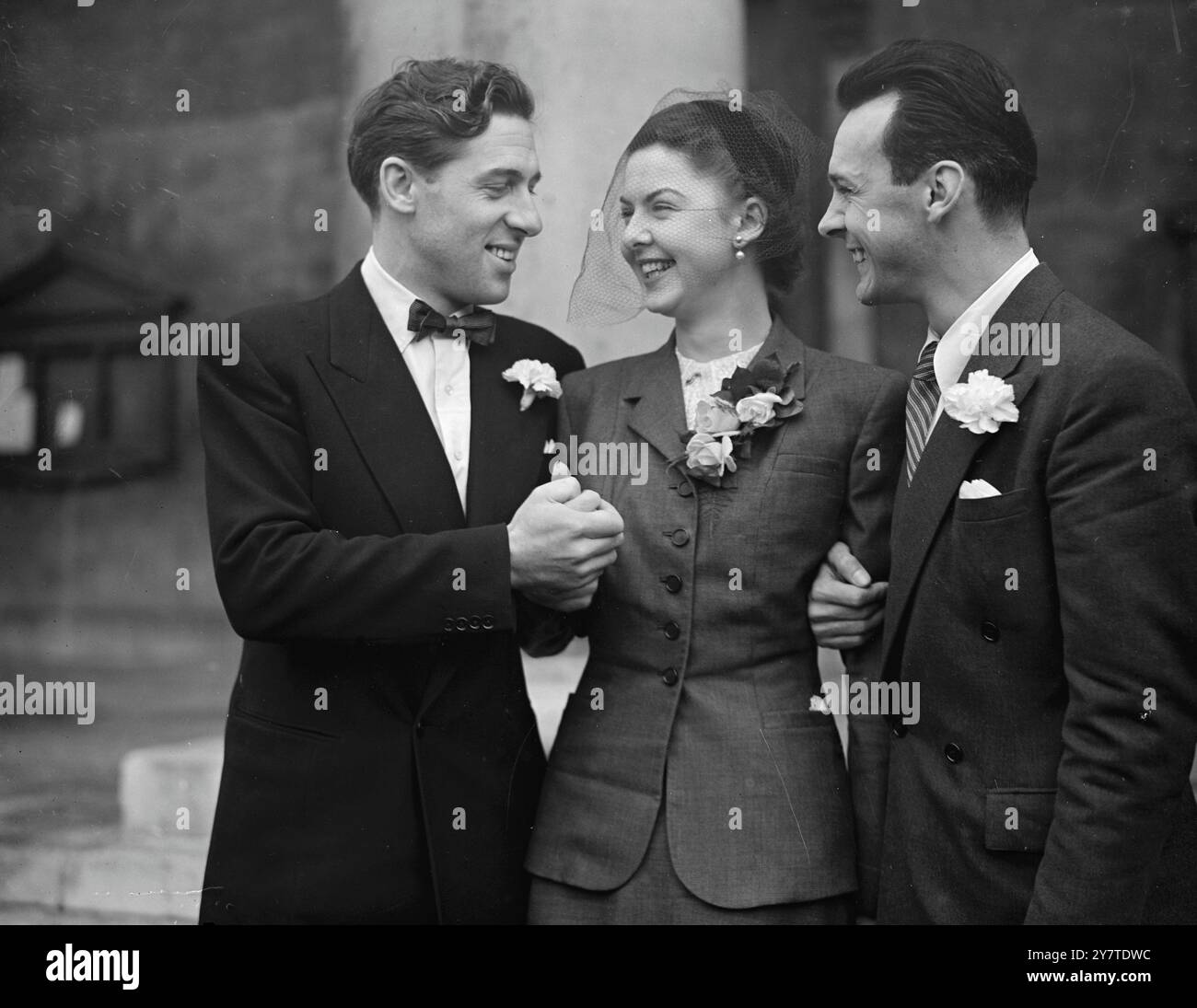 CLOCHES DE MARIAGE HORS SCÈNE L'actrice irlandaise Patricia Driscoll, 22 ans, et l'acteur DUNCAN LAMONT sont les « stars » de cette photo à l'extérieur de l'église paroissiale de Marylebone, Londres. Mais le comédien australien BILL KERR ( à droite ) est certainement un joueur ' vedette ' , Mlle Driscoll et M. Lamont venaient de se marier à l' Eglise , avec M. Kerr comme meilleur homme . 6 novembre 1950 Banque D'Images