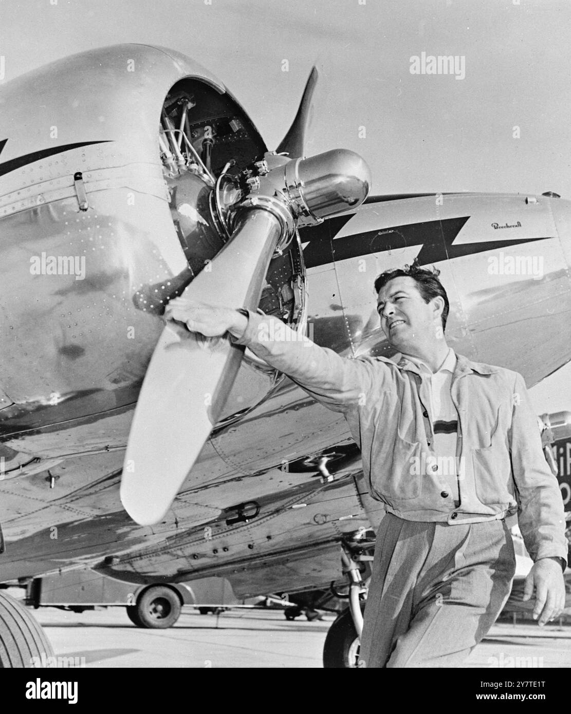 LA VIE VA AVEC Un SWING POUR ROB film acteur ROBERT TAYLOR obtient tout à fait un coup de pied hors de voler , même s'il s'est hâté le temps de partir en vol autant qu'il le voudrait . Ici, il balançait l'hélice de son avion privé de huit places Missy à un aéroport d'Hollywood avant un vol. Taylor dit que le principal danger de voler est le trajet en voiture à l'aéroport. 26 février 1950 Banque D'Images