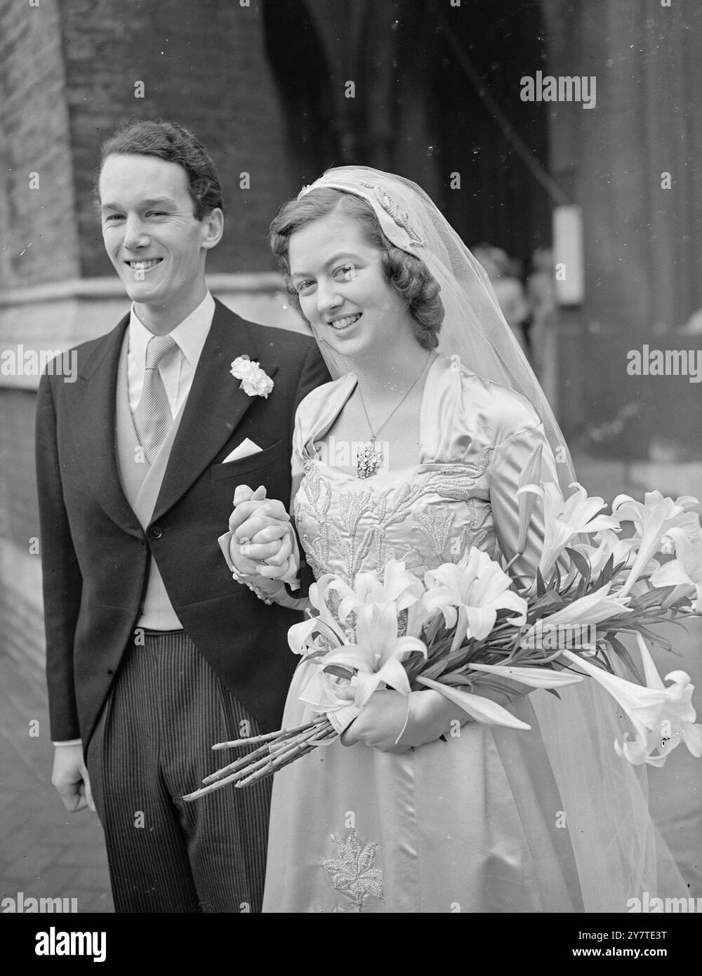 COUSINS CHANCE MER Mlle Cecilia Mary Elizabeth chance a été mariée à son cousin, M. George Jeremy ffolliott chance , à St. Église Paul , Knightsbridge , Londres . La mariée est la deuxième fille de Sir Hugh chance (le verre Birmingham fabriqué) et Lady chance de Warborough Farm , Letcombe Regis , Berkshire . Il est récemment revenu du Kenya , où il a été engagé dans la recherche sur les sols . Sir Hugh et Sir Roger chance sont frères. IMAGES MONTRENT:- mariée et mariée quittant St. Église de Pual après le mariage. 4 mars 1950 Banque D'Images COUSINS CHANCE MER Mlle Cecilia Mary Elizabeth chance a été mariée à son cousin, M. George Jeremy ffolliott chance , à St. Église Paul , Knightsbridge , Londres . La mariée est la deuxième fille de Sir Hugh chance (le verre Birmingham fabriqué) et Lady chance de Warborough Farm , Letcombe Regis , Berkshire . Il est récemment revenu du Kenya , où il a été engagé dans la recherche sur les sols . Sir Hugh et Sir Roger chance sont frères. IMAGES MONTRENT:- mariée et mariée quittant St. Église de Pual après le mariage. 4 mars 1950 Banque D'Images
