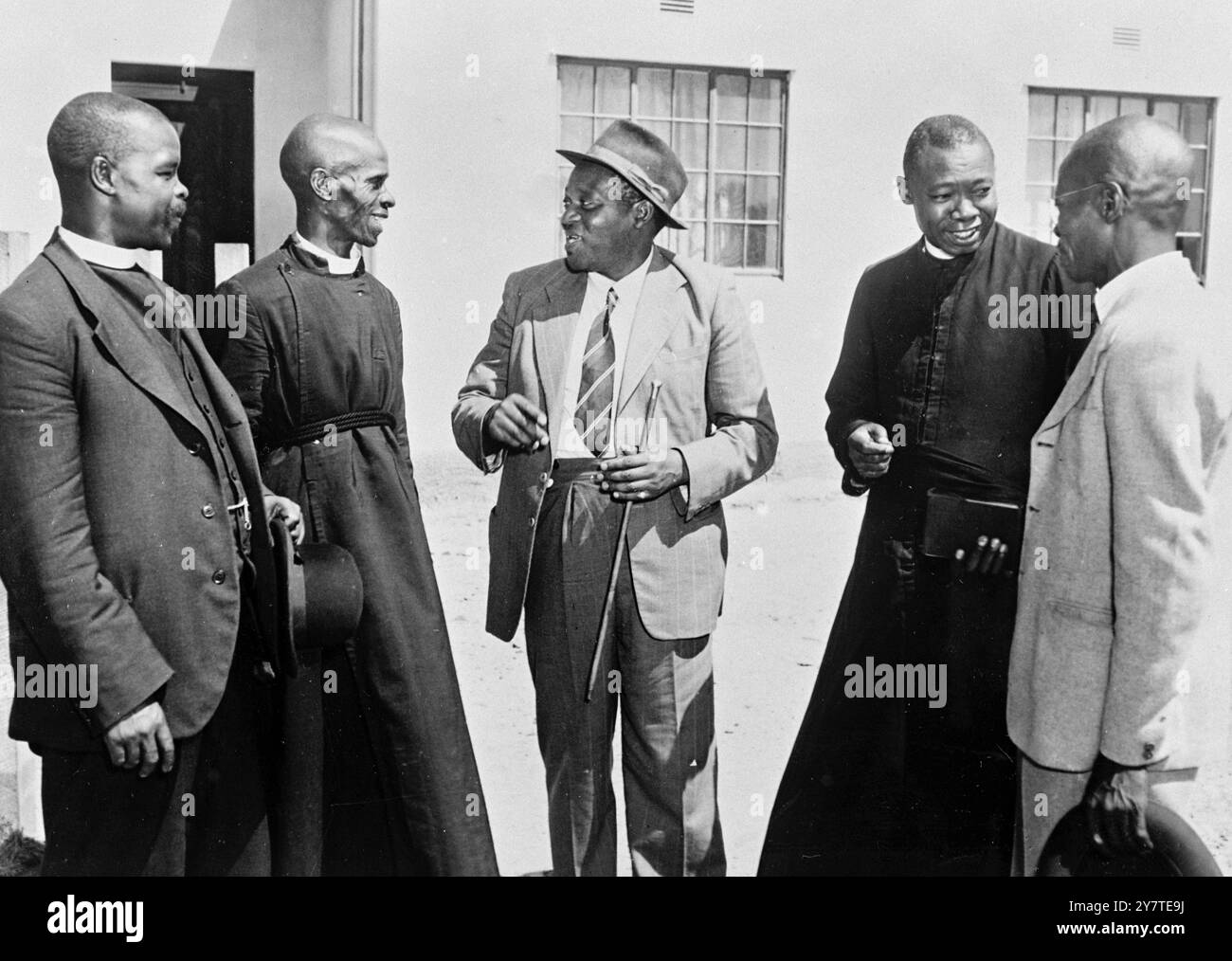 LE CHEF ET SA CANNE À LA CONFÉRENCE DU CAP le chef Archibald Velile Sandile des Gaikas, tenant sa canne à dessus d'or qui lui a été donnée par le duc de Kent, parlant aux ecclésiastiques à la conférence annuelle de l'ordre de l'Ethiopie au Cap. En se référant à la canne, le chef a dit: "Je le prends avec moi partout où je vais." L’ordre a été fondé il y a 50 ans en tant que branche autochtone de l’Église anglicane. Il compte plus de 6 000 membres. La conférence a été suivie par 133 ecclésiastiques et le plus Rev. Dr G. H. Clayton, l'archevêque du Cap. Dans l'image, de gauche à droite, sont : Rev J Ndaliso (Cape Town) : Rev Banque D'Images