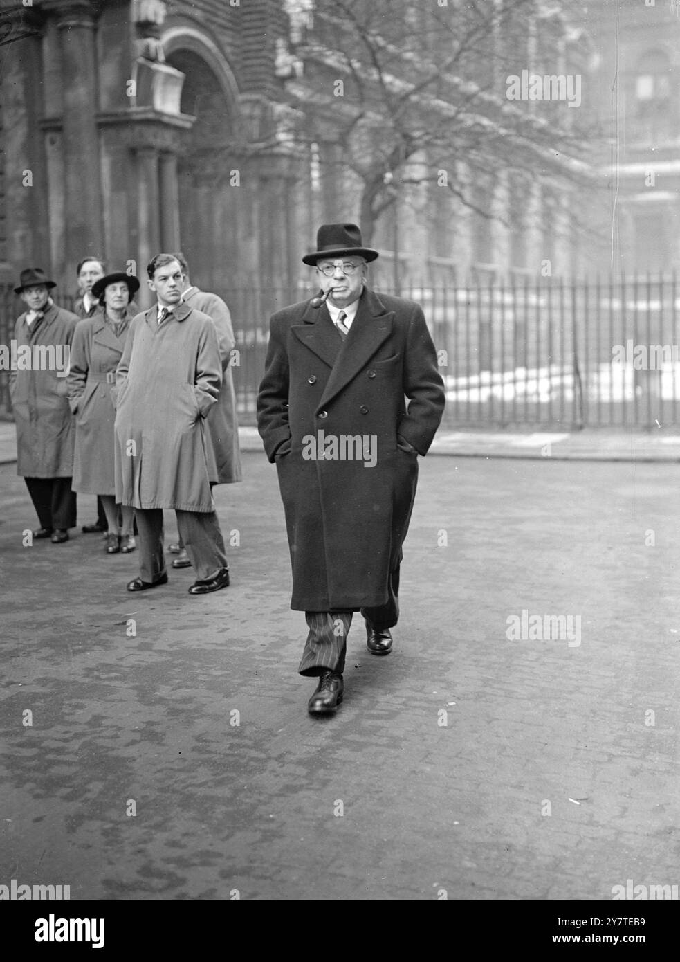 ALEXANDER , NOUVEAU PAIR , LORS DE DISCUSSIONS CRITIQUES AU CABINET . Les ministres du Cabinet se sont rendus au 10, rue Downing, le matin, pour s'entretenir avec le premier ministre Clement Attlee sur la situation découlant de l'étroite majorité du gouvernement résultant des élections générales . Des foules étaient dans Downing Street pour regarder les ministres arriver. PICTUR MONTRE:- Pipe in MR. A.V. ALEXANDER , ministre de la Défense , qui a reçu une vicomté dans les honneurs du nouvel an , arrivant à la réunion . 24 février 1950 Banque D'Images