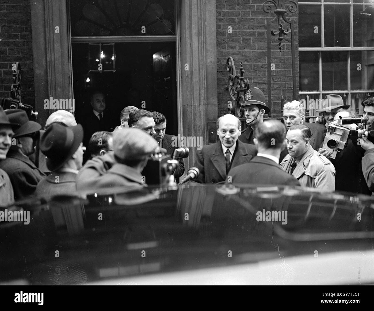 Clement Attlee quitte le 10 Downing Street après une matinée de conférences avec les ministres sur la situation découlant de l'étroite majorité du gouvernement aux élections générales du .24 février 1950 Banque D'Images