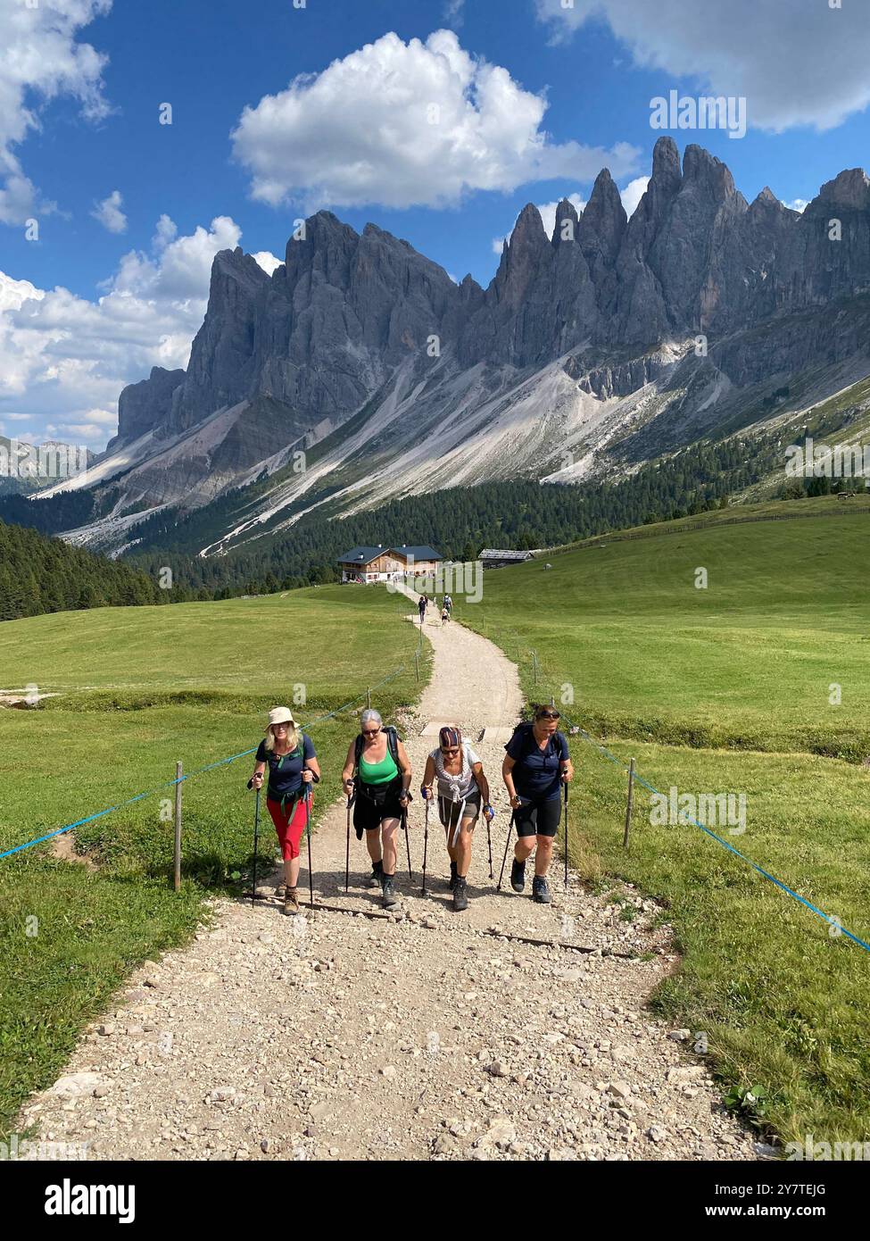 Frauen-Wandergruppe in den Dolomiten im Villnößtal mit den Geislerspitzen Banque D'Images