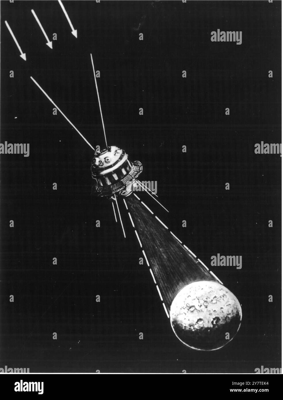 Moscou : cette image de Russie montre la position de la station interplanétaire automatique dans l'espace, Luna 3, en photographiant le verso de la Lune. Les flèches sur la droite indiquent la direction des rayons du Soleil.27 octobre 1959 Banque D'Images