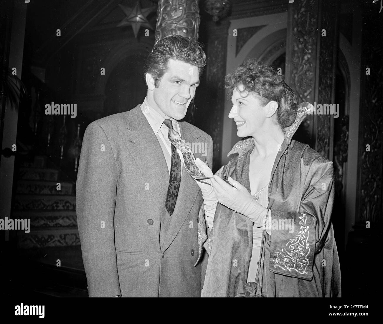 STAR ATTRACTION FREDDIE MILLS 'cravate américaine flamboyante attire Eileen Herlie à la Plaza, Lower Regent Street, Londres, W., l'actrice et le boxeur assistaient à la première du premier film de Miss Herlie 'The Angel with the trompets'. 17 février 1950 Banque D'Images