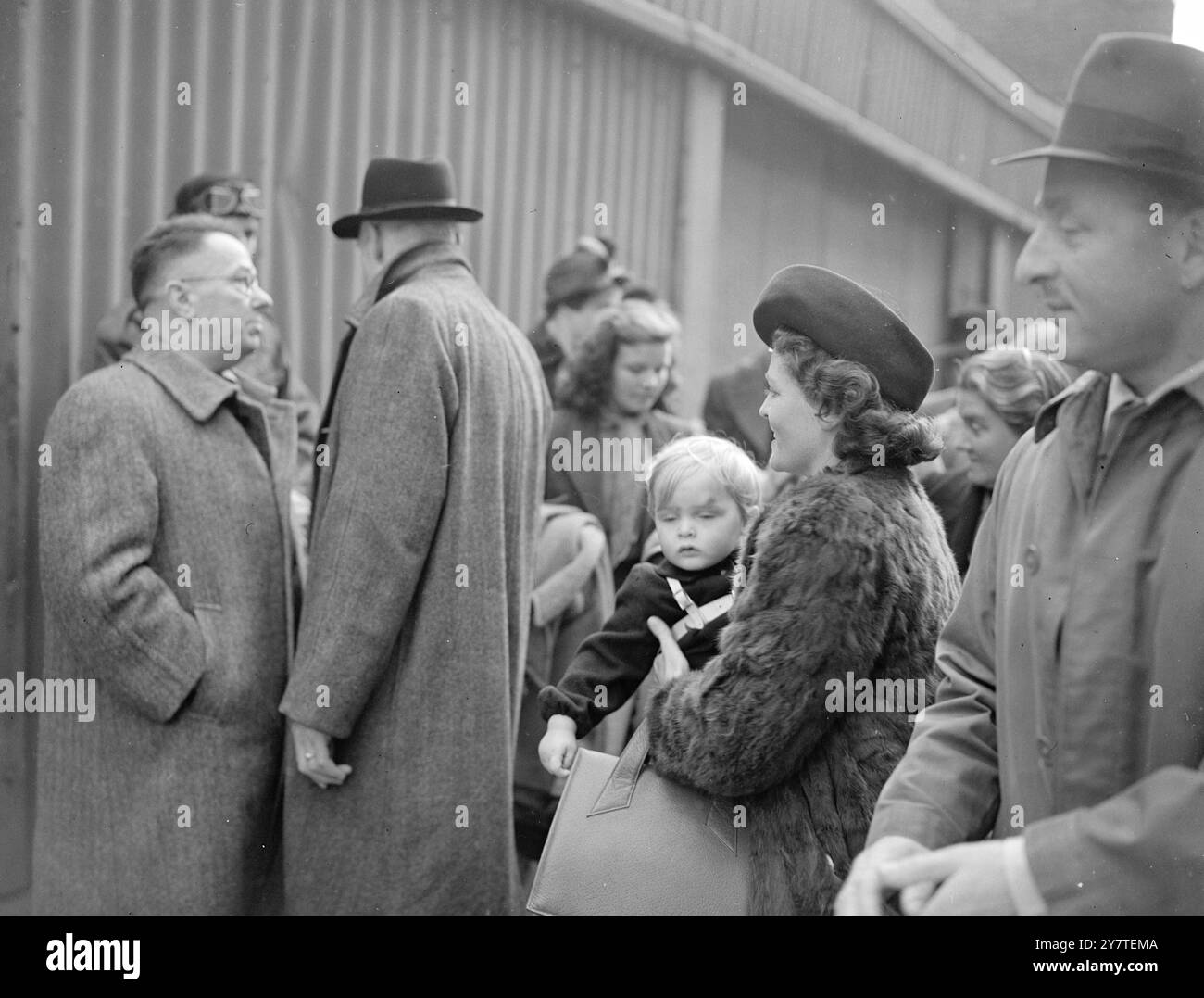 12 000 MILES POUR TRAITEMENT 18 février 1950 après avoir émigré en Australie avec ses parents en juillet dernier, Peter Baldwin, deux ans, fils d'un ancien chimiste de Reigate, Surrey, est revenu en Angleterre aujourd'hui (samedi). Mais son retour a une touche de tristesse à ce sujet, car il est ici pour prendre un traitement pour l'hémophilie (saignement incontrôlable) au Great Ormond Street Hospital, à Londres. La maladie de Peters a été découverte à Noël quand il s'est coupé sur un jouet. Avec sa mère, sa sœur Peggy (7) et son frère Robert (5), Peter a parcouru 12 000 miles à bord du paquebot Orient 'Ormonde' qui accoste à T. Banque D'Images