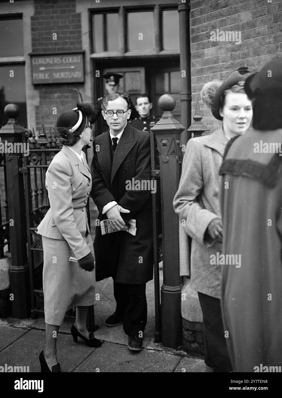 DOCTEUR À L'ENQUÊTE SUR LA MORT DE la FIANCÉE À LA VEILLE DU MARIAGE Dr Benjamin Andre Janney , et ses serviteurs, et les invités qui étaient présents dans sa maison à Woodfield Avenue, Streatham, Londres ont appelé comme témoins aujourd'hui à la cour du coroner de Battersea, Londres, où l'enquête sur la mort subite de la fiancée des médecins, infirmière Elsie ' lee ' Thornton, a lieu. Mlle Thornton, 23 ans, est venue de Nouvelle-Zélande au Kent Angleterre il y a 6 mois. Elle devait épouser le Dr Janney, 36 ans, jeudi dernier, mais elle s'est effondrée après une fête de la veille du mariage à la maison du médecin le 5 février, et est morte à l'hôpital St James 4 jours l Banque D'Images