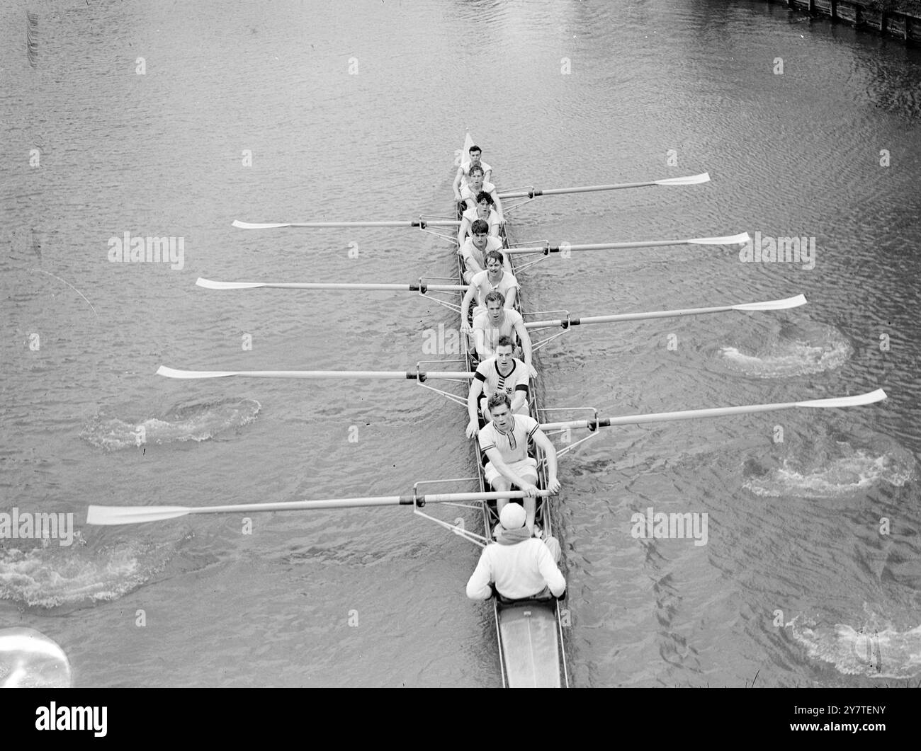 CAMBRIDGE CREW SONT CHOISIS le Cambridge Crew qui rencontrera Oxford dans la 96ème course de bateaux de l'Université le 1er avril, montré ici dans la formation sur la caméra à Cambridge,. Ils sont (de la proue) : H.H.Almond, Shrewsbury, Salop. (Lady Margaret Boating Club) : J.L.M.Crick Marlborough, Wilts.(L.M.B.C.) : A.L. MacLeod, Shrewsbury (L.M.B.C.) : P.O.Massey, Oundle, Northants.(L.M.B.C.) : W.T.Arthur , Witwatersrand South Africa (L.M.B.C.) : E.A.P.Bircher, Bradley , Herts . (Christ's) : C.B.M.Lloyd and, Shore sch ., N.S.W. (L.M.B.C.) : D.M.Jennens , Oundle, Northants (Clare) AVC : A.C.R.Armstrong-Jones , Eat Banque D'Images
