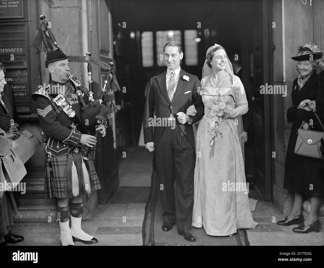 L'AMI DU MARIÉ CONDUIT LE COUPLE À ST. Le sergent Piper de MARTIN. McNaughton des Cameron Highlanders chassent le couple marié hors de l'église aujourd'hui-- Miss Susan Ramsay, fille de Mr. et Mrs. A. D. Ramsey de Park Lane, Londres et du major Sir Francis Head, 33 ans, attaché militaire adjoint à la légation britannique à Helsing. Le mariage a eu lieu à Saint Martins-in-the-Fields, Londres. La mariée portait une robe de brocart argenté et blanc avec un col carré resserré, jupe droite, et coulant sur la jupe. 11 février 1950 Banque D'Images