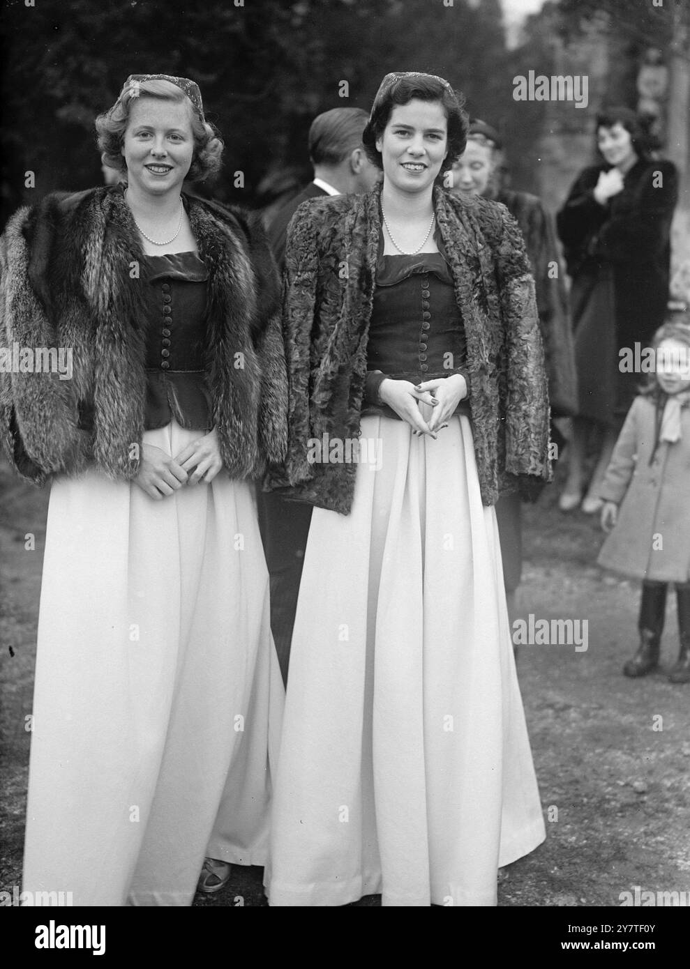 PEER'S SISTER ÉPOUSE LE FILS DU MILLIONNAIRE DE BISCUIT L'HON. Caroline Cecily Douglas-Scott-Montagu , 24 ans, sœur de Lord Montagu de Beaulieu , était mariée à M. . George Grainger Weston , fils aîné de M. . Et Mme W. Garfield Weston de Wittington , Marlow , Buckinghamshire . La mariée est la deuxième fille de feu Lord Montagu de Beaulieu et de l'honorable Mme . Edward Pleydell-Bouverie de Palace House , Beaulieu , Hampshire . Le père du marié est le millionnaire du biscuit né au Canada et ancien député conservateur de Macclesfield. M. Grainger Weston est le premier de ses neuf enfants Banque D'Images