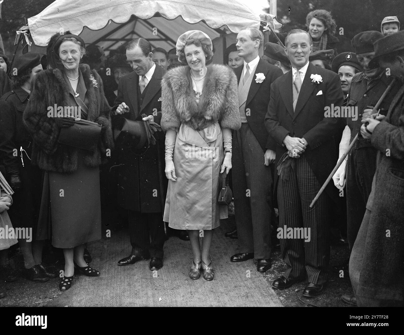 PEER'S SISTER ÉPOUSE LE FILS DU MILLIONNAIRE DE BISCUIT L'HON. Caroline Cecily Douglas-Scott-Montagu , 24 ans, sœur de Lord Montagu de Beaulieu , était mariée à M. . George Grainger Weston , fils aîné de M. . Et Mme W. Garfield Weston de Wittington , Marlow , Buckinghamshire . La mariée est la deuxième fille de feu Lord Montagu de Beaulieu et de l'hon. , Mme . Edward Pleydell-Bouverie de Palace House , Beaulieu , Hampshire . Le père du marié est le millionnaire du biscuit né au Canada et ancien député conservateur de Macclesfield. M. Grainger Weston est le premier de ses neuf chi Banque D'Images