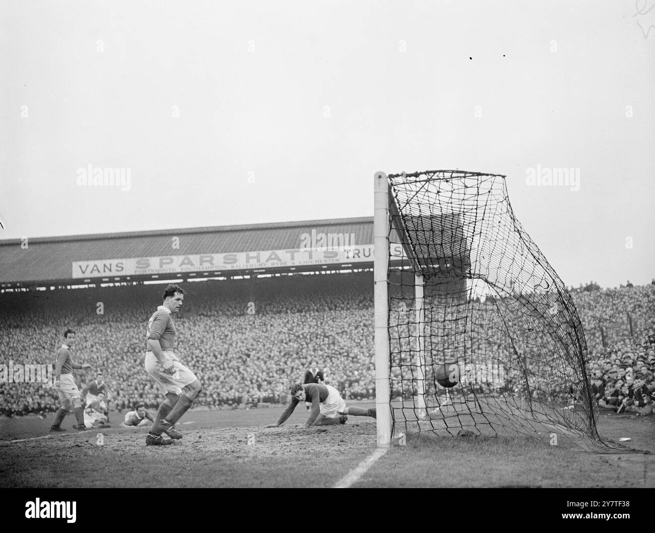 POMPEY EELL A BATTU plus de 50 000 paires d'yeux en regardant la balle se lancer dans le filet d'un magasin par Downey, à l'intérieur gauche, il a marqué le deuxième but pour Manchester United contre Portsmouth à Fratton Park, Portsmouth, aujourd'hui. Mais ceux qui sont les plus concernés sont de gauche à droite - REG FLEWIN (Portsmouth moitié centre) : Charlie Mitten (Manchester extérieur gauche) : Johnny Downie , United States intérieur gauche (sur ses genoux) : Jimmy Scoular (Portsmouth)) : Harry Ferrier (Portsmouth arrière gauche) : et Ernie Butler (gardien de but). Manchester a marqué trois buts contre celui de Portsmouth dans le replay d'aujourd'hui Banque D'Images