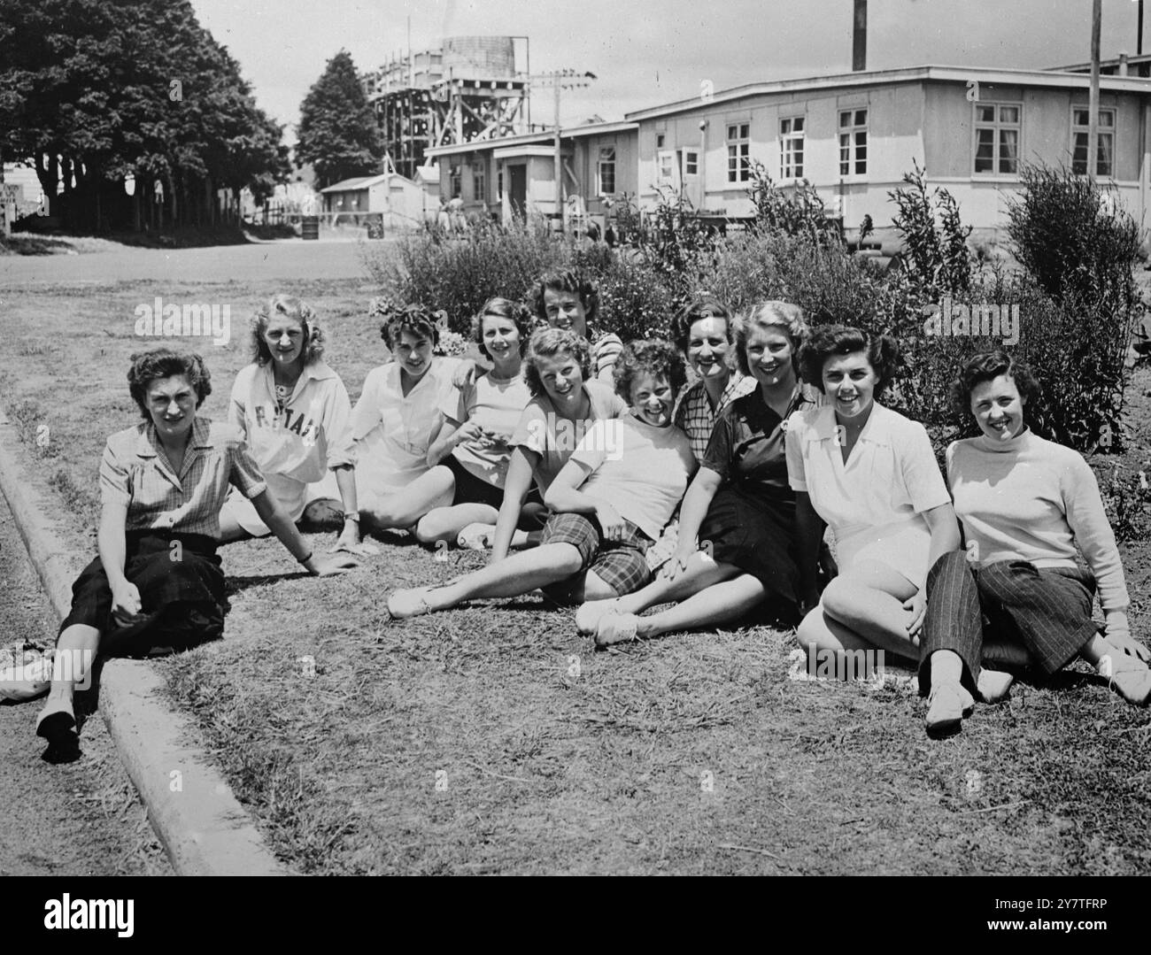 SOURIRES ENSOLEILLÉS DANS LES ANTIPODES SOLEIL janvier 31 1950 Une scène pour rendre les Britanniques froids et bebrumés aux yeux aqueux. Filles membres des équipes anglaises et écossaises aux Jeux de l'Empire en Nouvelle-Zélande, photographiées ici alors qu'elles se détendent dans la brise chaude et le soleil doux à leur camp d'entraînement, Ardmore, Auckland, NZ, de gauche à droite : Jean Desforges de Forest Gate, Londres (hurdler), Dorothy Tyler de Mitcham, Surrey (sauteur en hauteur), Dorothy Manley de Woodford Green, Essex (sprinteur), Margaret Walker de High Wycombe, Bucks (sprinter), Helen, débutte, débutte, Helen, débutte (sprinter), dénommée arrière) Banque D'Images