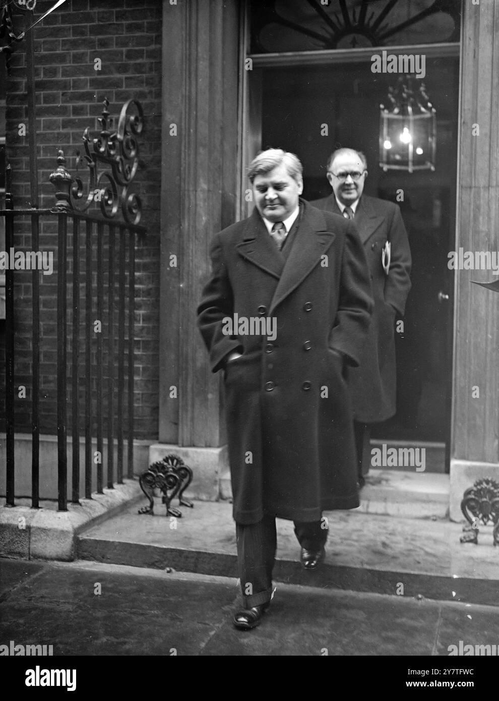 DERNIÈRE RÉUNION DU CABINET le 31 janvier 1950 M. Aneurin Bevan , ministre de la santé, suivi de M. Arthur Creech Jones, secrétaire aux colonies, quittant aujourd'hui le 10 Downing Street, Londres, mardi, après ce qui sera probablement la dernière réunion du Cabinet avant les élections générales. Banque D'Images