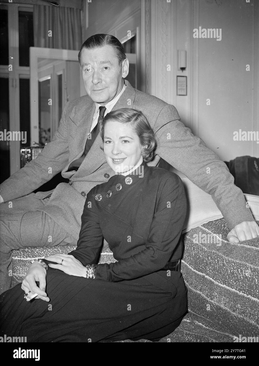 HERBERT MARSHALL ' DIGNE ' DE LA CRAVATE DE COUPE se remettant maintenant du rhume avec lequel il se bat depuis son arrivée à Londres pour un séjour de dix jours est l'acteur Herbert Marshall, photographié à l'hôtel Savoy de Londres avec sa femme, Patricia ( ' Boots ') Mallory, ancienne danseuse. Parmi ses plans de vacances, il y a une visite à sa tante, MRS Godfrey-Turner de Penn Fields, Wolverhampton, et il espère voir le match de la F.A.Cup des Wolverhampton Wanderers samedi. Après ses vacances, Mr. Marshall reprendra son rôle de détective dans 'Black Jack', dont les dernières scènes ont été tournées à Majorque : la prochaine sera folle Banque D'Images