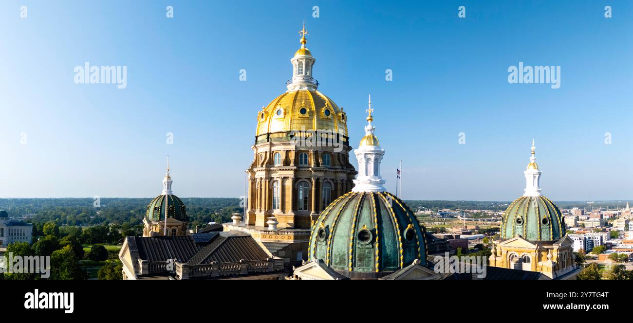 Photographie panoramique aérienne du magnifique bâtiment du Capitole de l'Iowa recouvert de feuilles d'or par un beau matin d'été. Banque D'Images