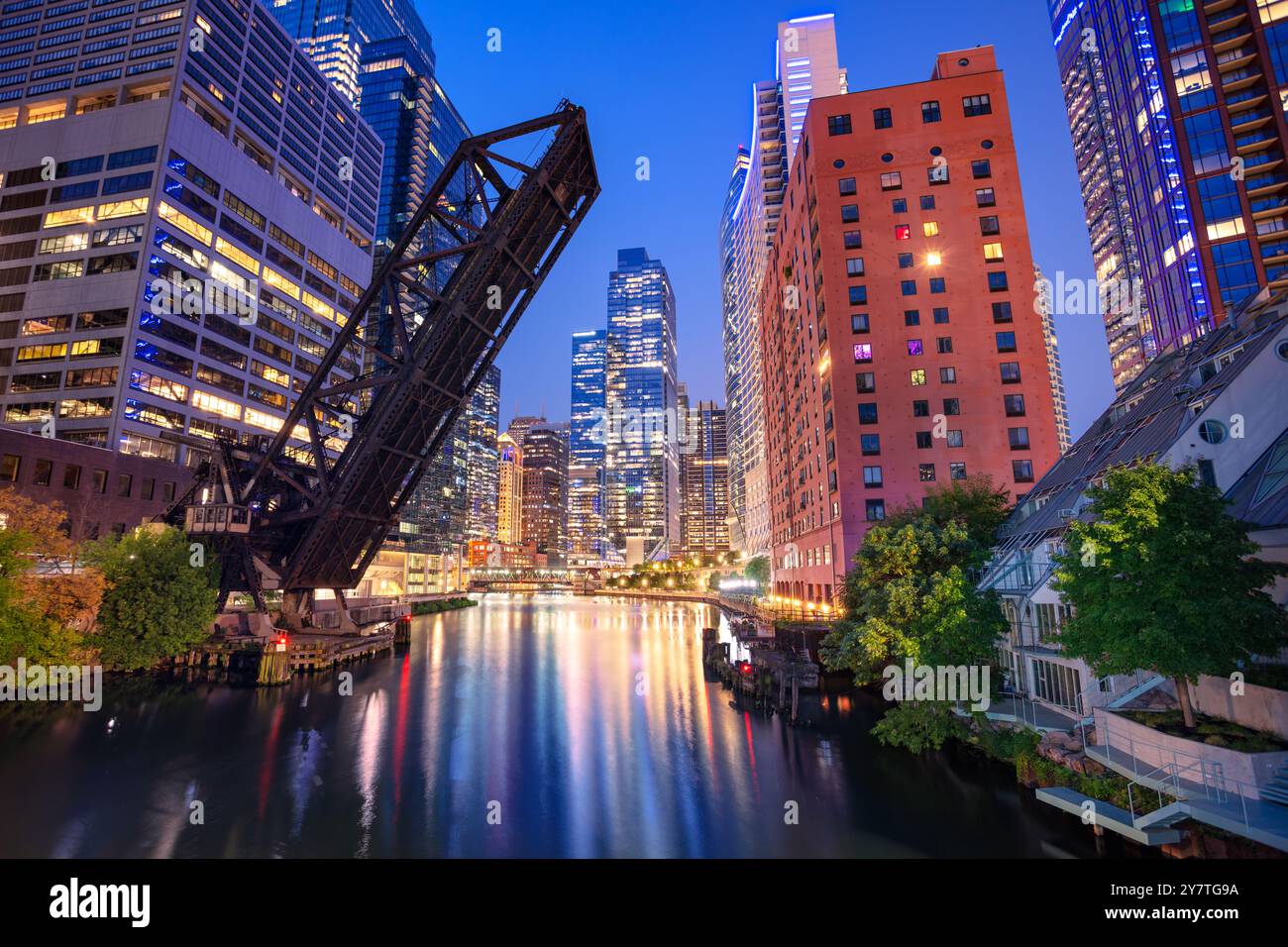 Chicago, Illinois, États-Unis. Image de paysage urbain du centre-ville de Chicago à l'heure bleue du crépuscule. Banque D'Images