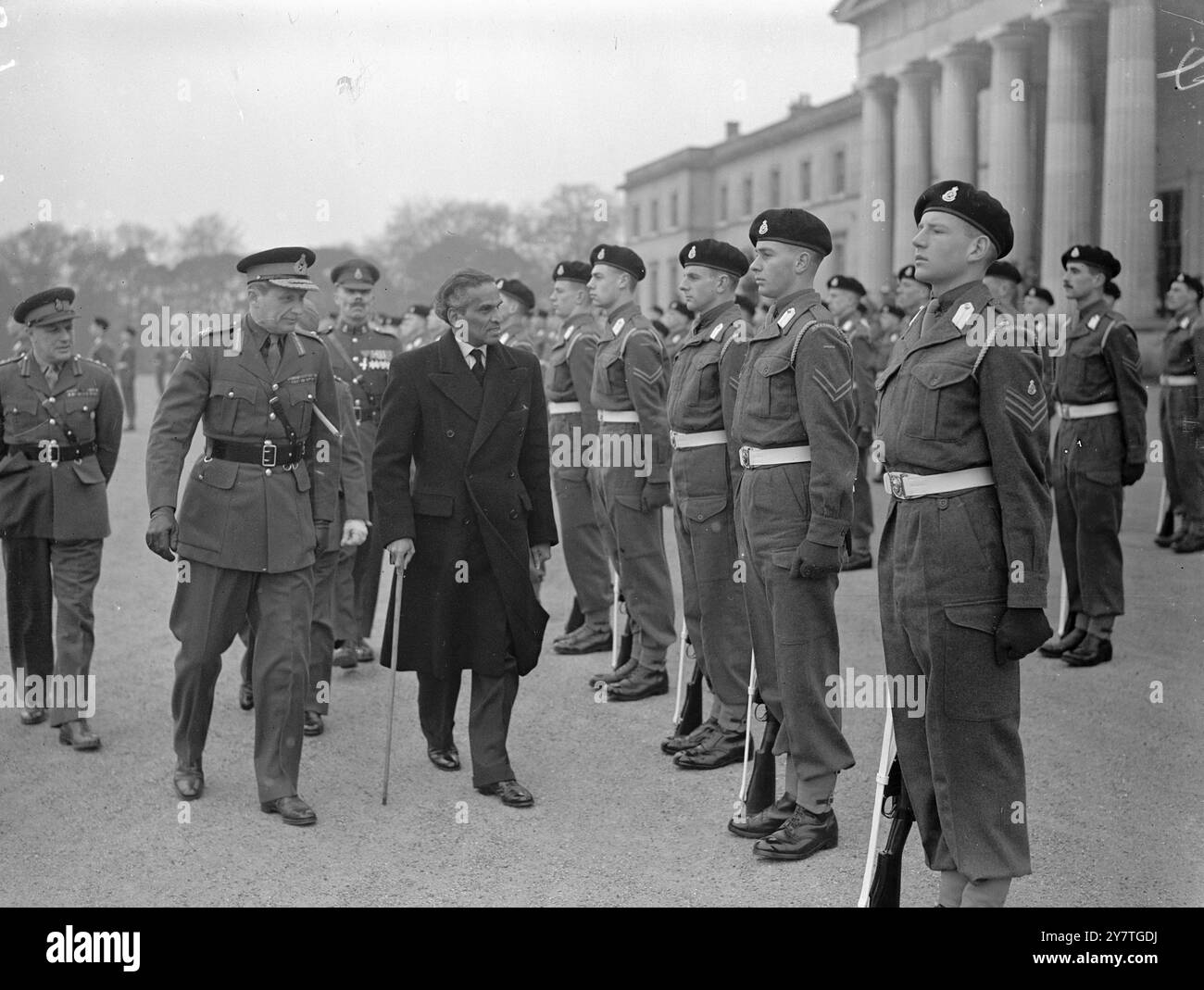 Quelques jours avant que son pays n'acquière le statut de républicain, M. Krishna Menon, haut-commissaire de l'Inde à Londres, s'est rendu à l'Académie royale militaire de Sandhurst, Surrey, pour présenter une collection de médailles indiennes datant de 1784 à 1945. - il a inspecté une parade cérémonielle de cadets. - - Haut-commissaire de l'Inde, Mr. Krishna Menon, inspecteur des cadets officiers à l'Académie royale militaire. Avec lui se trouve ce commandement et major-général Sir Hugh Stockwell K.B.E., C.B., D.S.O. - - 24 janvier 1950 Banque D'Images