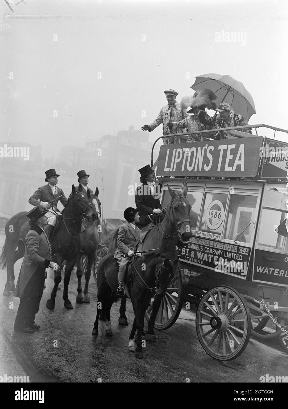 CHRISTINE , ÂGÉE de 8 ans, MONTE DANS LE SPECTACLE DU LORD MAYOR les membres de la chasse du comté d'Essex - dont CHRISTINE DUTHIE, huit ans - et les ' passangers ' dans un bus à cheval discutent des perspectives météorologiques pour le spectacle du Lord Mayor au point de rassemblement près du Gulidhall , Londres . Le thème de l'émission était ' transport à travers les âges ' . 9 novembre 1949 Banque D'Images