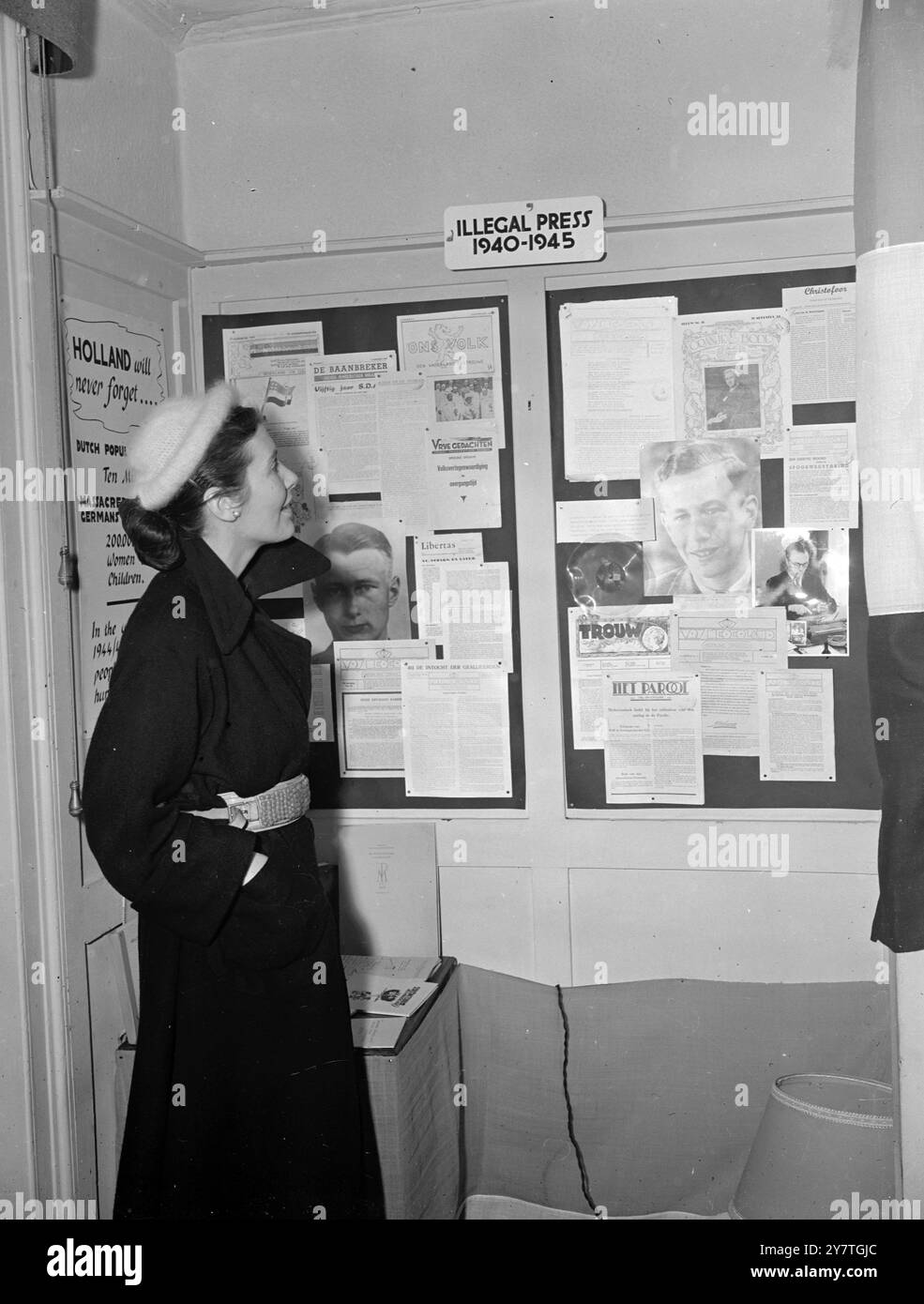 LA PRESSE ' ILLÉGALE ' -1940-1945' Underground ' journaux de la seconde Guerre mondiale - publiés illégalement dans certains des pays occupés d'Europe - sont affichés dans le club international des journalistes à Haymarket, Londres. IMAGES MONTRENT:-- Une jeune femme examinant l'exposition de journaux européens ' illégaux ' de la seconde Guerre mondiale dans le club international des journalistes à Londres aujourd'hui. 8 novembre 1949 Banque D'Images