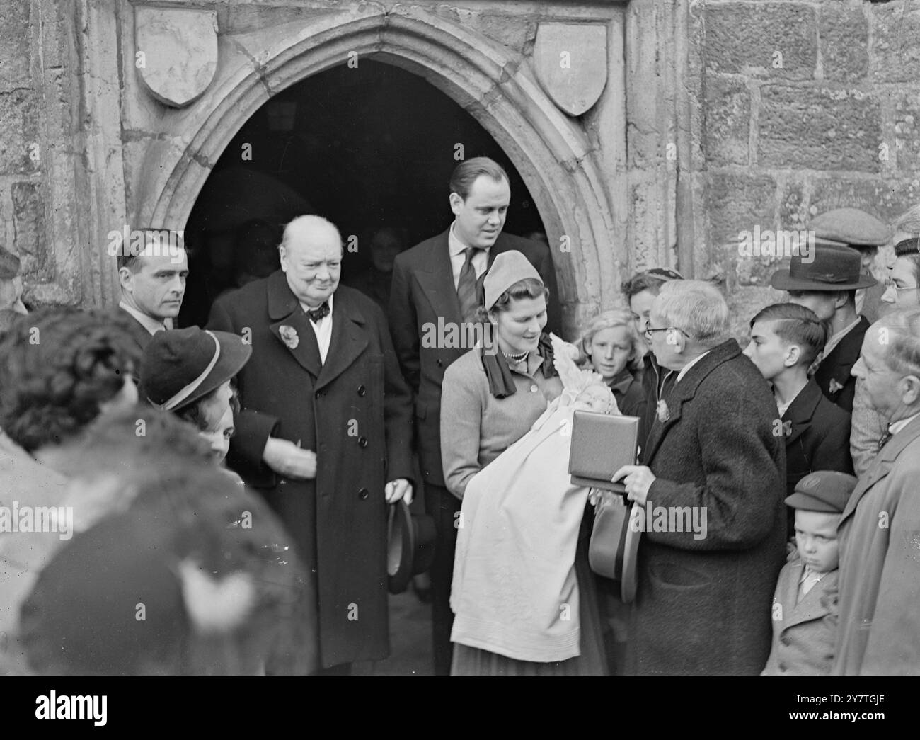 APRÈS LE BAPTÊME DU PETIT-FILS DE CHURCHILL, M. Winston Churchill et MRS Churchill ont assisté au baptême d'un petit-enfant aujourd'hui dans l'église paroissiale du XIIIe siècle de Fletching, Sussex. L'enfant - Emma Mary, âgée de deux mois - est le deuxième enfant du capitaine Christopher Soames et de son épouse, l'ancienne Mary Churchill, fille du premier ministre de temps de guerre. La cérémonie a été exécutée par le vicaire, le révérend R. W. Burns-Cox. Les autres membres de la famille Churchill présents au baptême étaient MM. Duncan Sandy et Randolph Churchill. L'IMAGE MONTRE : - Mr. Winston Churchill (à gauche), capitaine Chri Banque D'Images