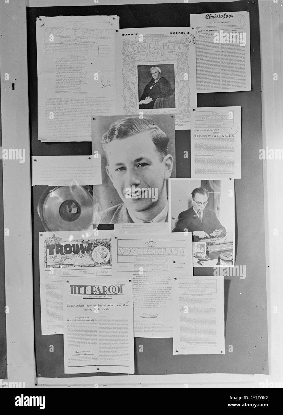 LA PRESSE ' ILLÉGALE ' -1940-1945' Underground' journaux de la seconde Guerre mondiale--publiés illégalement dans certains des pays occupés en Europe--affichés dans le club international des journalistes à Haymarket, Londres. IMAGES MONTRENT:-- un des affichages dans le club international des journalistes à Londres. 8 novembre 1949 Banque D'Images
