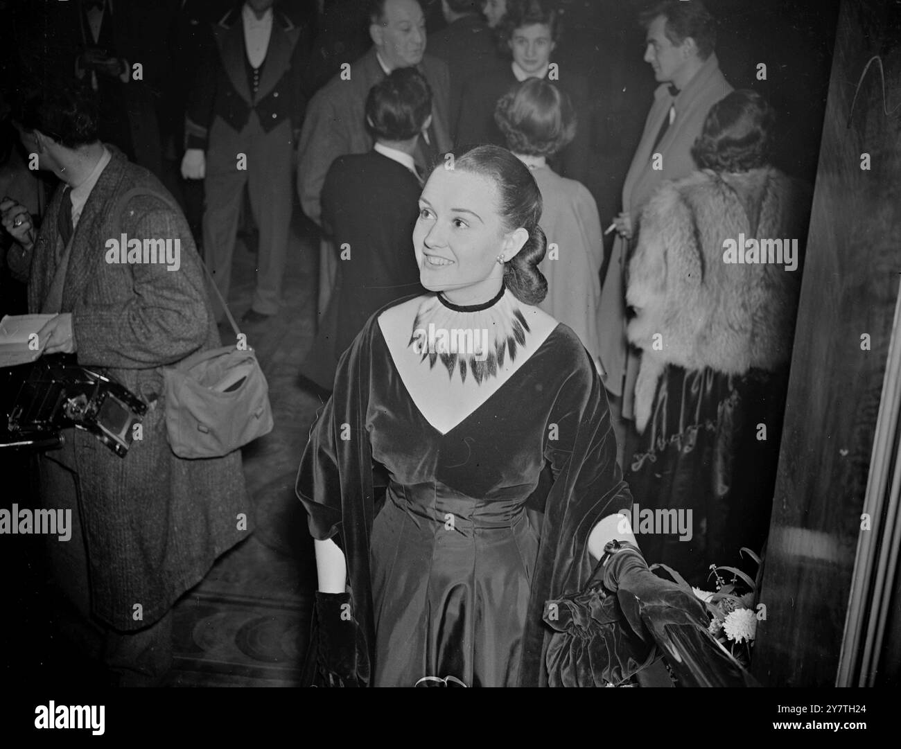 ERMINE ' CHOKER ' A ' choker de queues d'hermine donne une touche bizarre à cette robe de soirée noire basse portée par Mme Pauline Carpenter , épouse du chanteur LEE CARPENTER , la première du film ' Give US This Day ' au Théâtre Odeon , Leicester Square , Londres , ce soir . Octobre 27 1949 Banque D'Images