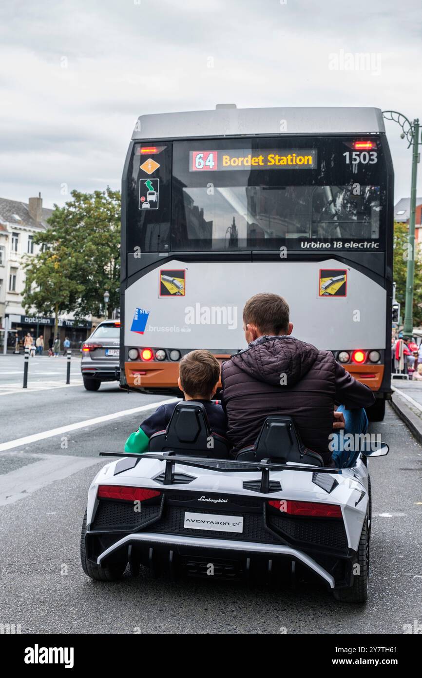 Pas de jour de voiture. Journée sans voiture - utilisateurs de deux roues dans les rues et à la croisée des chemins | Journee sans voitures. Les deux roues sans moteur, velos, planches Banque D'Images