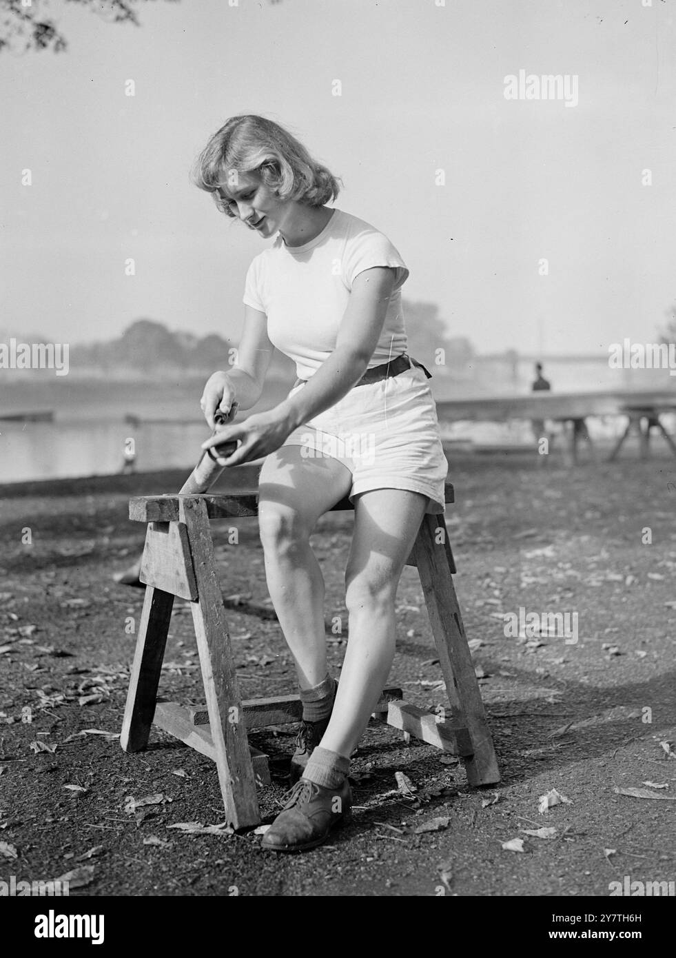 Gwenda M. Guntrip de Leeds, étudiante à la London School of Economics, s'assure d'un toucher de velours et de palmiers non rugueux. Elle est en train de lisser la poignée de sa rame à Chiswick, Londres, pour sortir pour la pratique sur la Tamise, avec des filles d'aviron de l'université de Londres. 22 octobre 1949 Banque D'Images