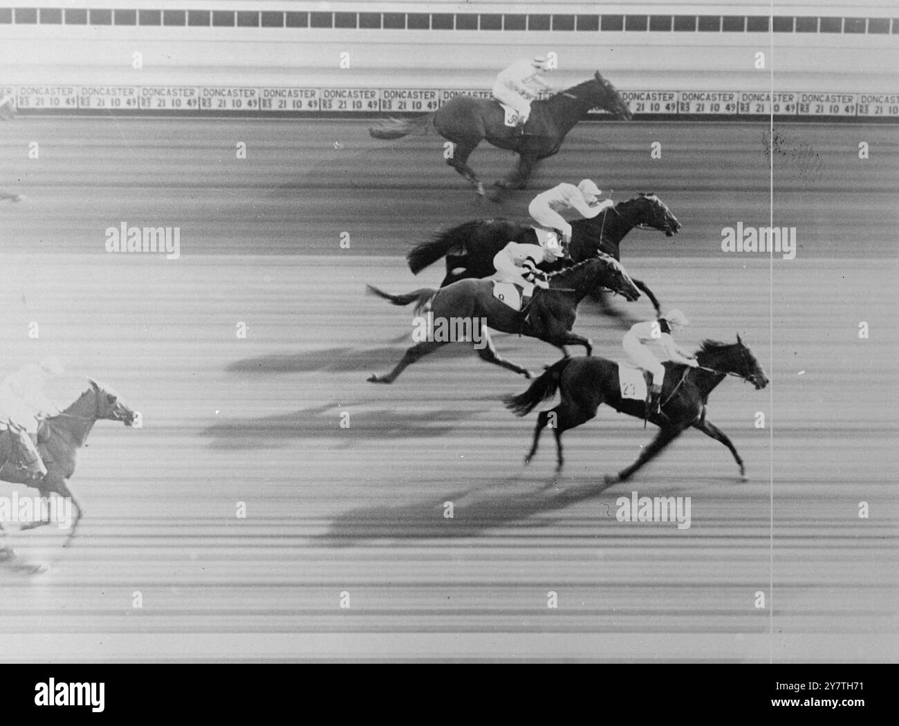 UNE COURSE SERRÉE-- POUR LA TROISIÈME PLACE DANS BEECHFIELD HANDICAP À DONCASTER. La vraie bataille dans la troisième course, le handicap Beechfield, aujourd'hui sur la piste Doncaster, Yorkshire, a été pour la troisième place : le Grace Groom, J. Sime Up, a fait un vainqueur facile, avec le premier Consul (jockey E. Britt ) deuxièmement, Ronald M, monté par Orton , s'est approché d'un champ serré pour entrer dans le trio gagnant de l'argent. Grace Groom, la gagnante, appartient à M. W.R. Robinson, le premier conseil à son H.H.Maharaj Rajpipla, et Ronald M à M.R.W.Martin. LA PHOTO MONTRE:- la photo officielle montre un vainqueur de la troisième place, Ronald M (Orton Up) sortant de la Banque D'Images