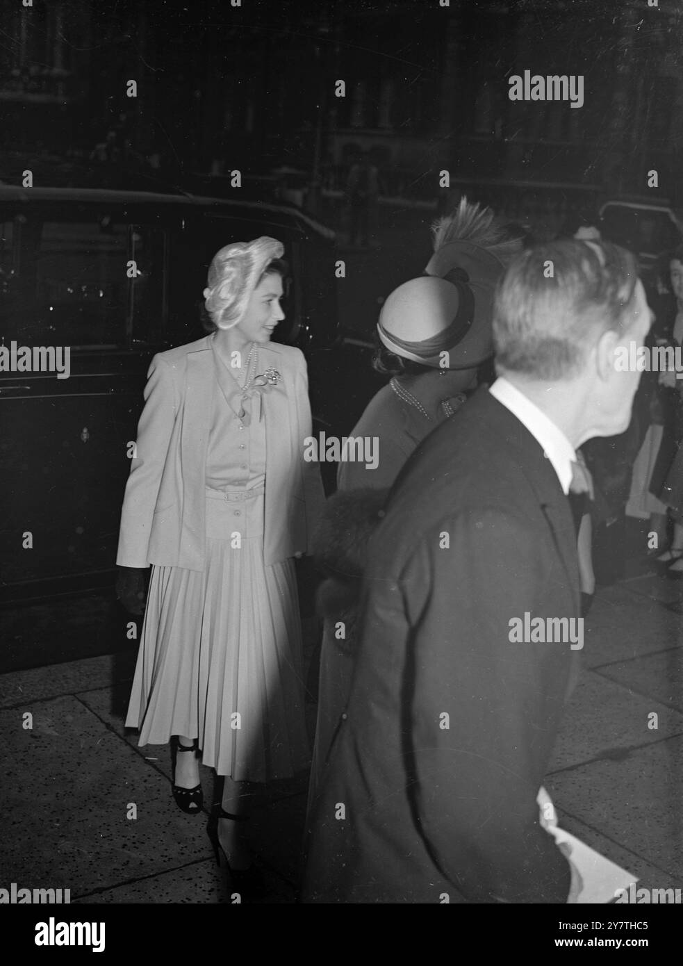 PRINCESSE SOURIANTE. La reine et la princesse Elizabeth ont assisté à un concert et à la distribution de prix au Royal College of Music à Prince Consort Road, Kensington, Londres. IMAGES MONTRENT:- Princesse Elizabeth sourit alors qu'elle arrive avec la Reine au Royal College of Music. 20 octobre 1949 Banque D'Images