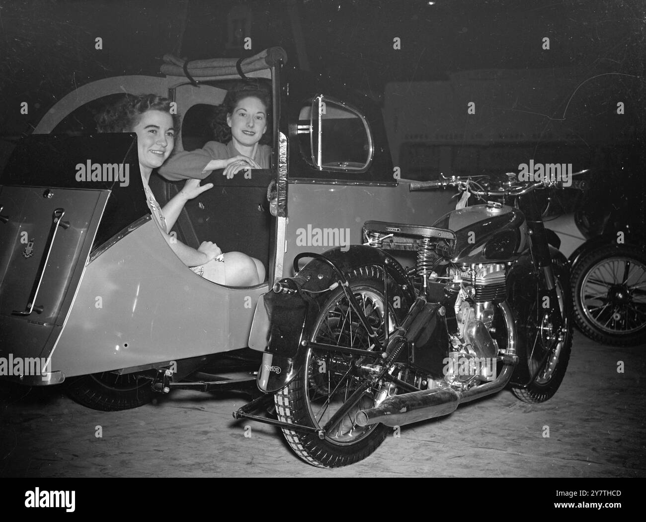 Deux cents des motos les plus récentes au monde et les accessoires les plus récents ont été vus aujourd'hui lors d'une avant-première à Earls court, Londres, du vingt-cinquième salon international du cycle et de la moto, qui s'ouvrira demain. Le salon est le plus grand du genre jamais organisé n'importe où. IMAGES MONTRENT:- confort Sidecar apprécié par Miss Rose Smith (devant). Stockland Green, Birmingham, et Mme Doreen Holmes d'Aston, Birmingham. Ils sont dans le Whatsonian ' Warwick ' Sidecar, pour accueillir deux adultes. La conception suit de près la pratique automobile moderne. 20 octobre 1949 Banque D'Images