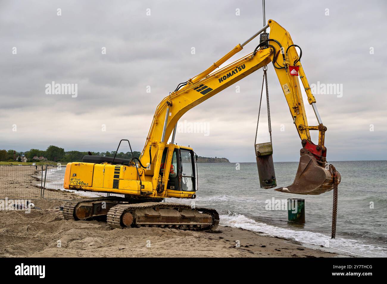 30.09.2024 Die Seebrücke im Ostseebad Rerik im Landkreis Rostock in Mecklenburg-Vorpommern wird zurzeit abgebaut. Ein Bagger Foto half nach dem Durchstrennen mittels Schweißbrenner nach, dann brachte ein Kran heute diesen ersten Pfeiler aus dem Wasser ans Land. Die Brücke War seit vier Jahren wegen massiver Schäden gesperrt. Die Sanierung ließ auf sich warten. 2025 soll die 170 Meter lange Brücke wieder für die Öffentlichkeit freigegeben werden. Rerik haffanleger Mecklenburg-Vorpommern Deutschland *** 30 09 2024 la jetée de la station balnéaire balte de Rerik dans le district de Rostock dans le Meckl Banque D'Images