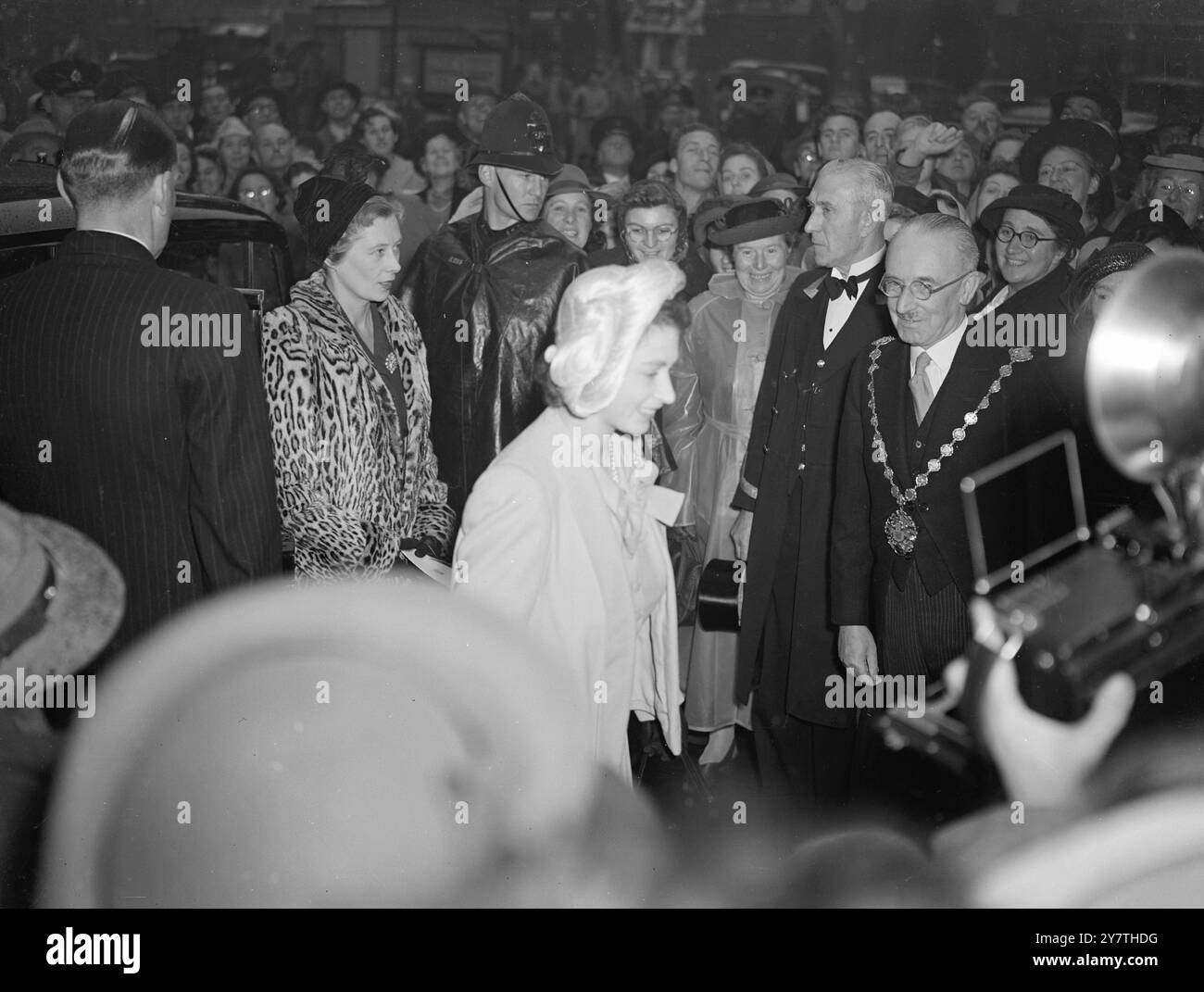 PRINCESSE ELIZABETH AU ' RASSEMBLEMENT DES JEUNES FEMMES ' À LONDRES la princesse Elizabeth est apparue au rassemblement des jeunes femmes, une réunion Mother's Union, à central Hall, Westminster, Londres, aujourd'hui. Elle devait s'adresser à la réunion. La réunion de plusieurs centaines de jeunes délégués de toutes les régions de Grande-Bretagne devait remettre à la princesse Elizabeth un jouet, un chèque et un livre intitulé ' Jésus de Nazareth ' , pour le Prince Charles. SPECTACLES DE PHOTOS :- Princesse Elizabeth arrivant au centre Hall, Westminster, Londres, aujourd'hui, pour assister au rassemblement des jeunes femmes. 18 octobre 1949 Banque D'Images