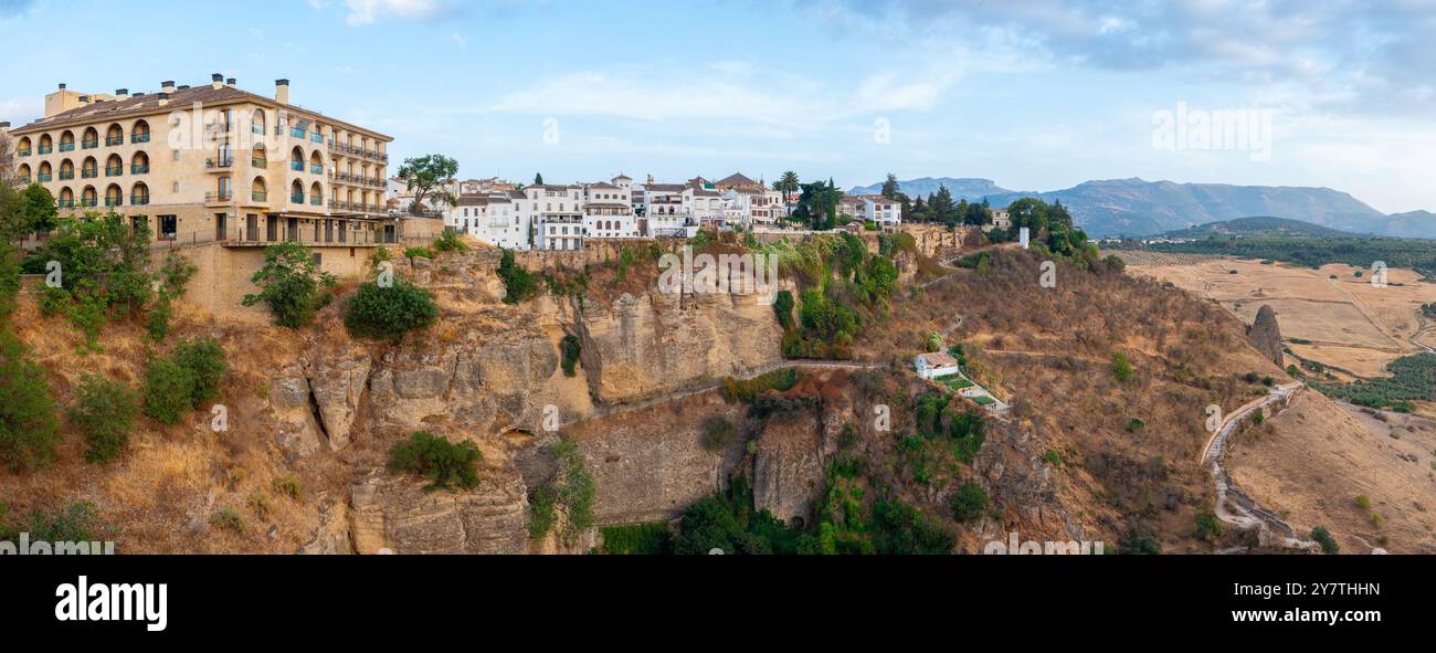 Vue panoramique des maisons construites sur le bord de la falaise dans l'ancienne ville de Ronda, Andalousie, Espagne. Banque D'Images