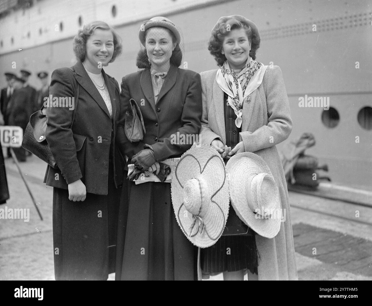 BIENVENUE À LA MAISON APRÈS LA TOURNÉE RHODÉSIENNE Miss Margaret Knowler de Welling, Kent, a St. John Nursing Cadet , et Miss Ruth Bell de Greenford , Middlesex , membre de l'Armée du Salut , sont retournés en Grande-Bretagne aujourd'hui après une tournée de trois mois en Rhodésie du Sud sous l'égide du fonds d'anniversaire de la Princesse Elizabeth . A leur arrivée à Southampton à bord de l' Athlone Carstle , les filles ont été accueillies par Mlle Pamela Ward du bureau du Haut commissaire de Rhodésie du Sud , Londres . Miss Ward est de Salisbury , Rhodésie du Sud . Au cours de la tournée , Mlle Knowler a eu une opération d'appendicite . Banque D'Images