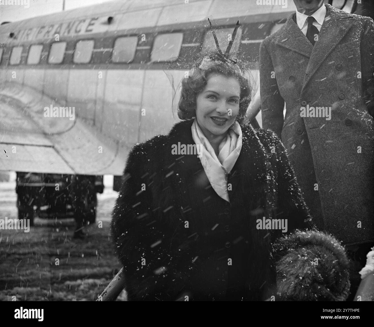 Dans la neige de Londres vola Line Renaud, 22 ans, photographiée souriante à travers les flocons de neige à son arrivée à l'aéroport de Londres par un paquebot d'Air France en provenance de Paris pour apparaître au London's Society Restaurant . Mlle Renaud est aujourd'hui l'une des chanteuses les plus populaires de France. Elle a remporté le Grand Prix du disque - décerné pour le meilleur rendu de toute chanson enregistrée - depuis deux ans avec ' My Cabin in in Canada ' , écrit par Loulou Gaste , son mari guitariste le .2 janvier 1951 Banque D'Images