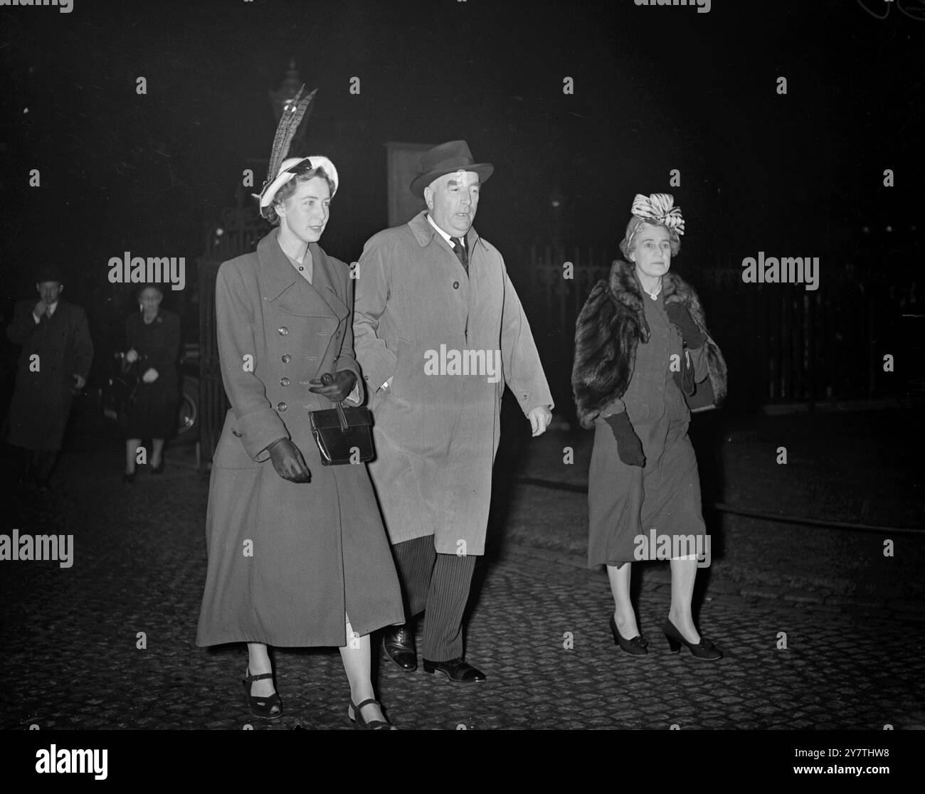Le premier ministre australien et sa famille vont au service de l'abbaye le Roi et la Reine - qui étaient revenus spécialement de Sandringham - ont rejoint les premiers ministres du Commonwealth dans un service d'intercession à l'abbaye de Westminster , Londres , à la veille de la Conférence du Commonwealth spectacles de photos : le premier ministre australien M. R. G. Menzies , sa femme et sa fille Heather , arrivant pour le service le 3 janvier 1951 Banque D'Images