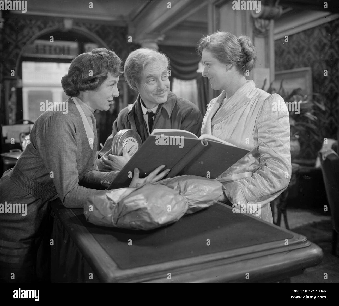 Acteur Robert Donat - photographié ici en tant que pionnier du cinéma William Friese-Greene dans The Magic Box1 janvier 1951 Banque D'Images