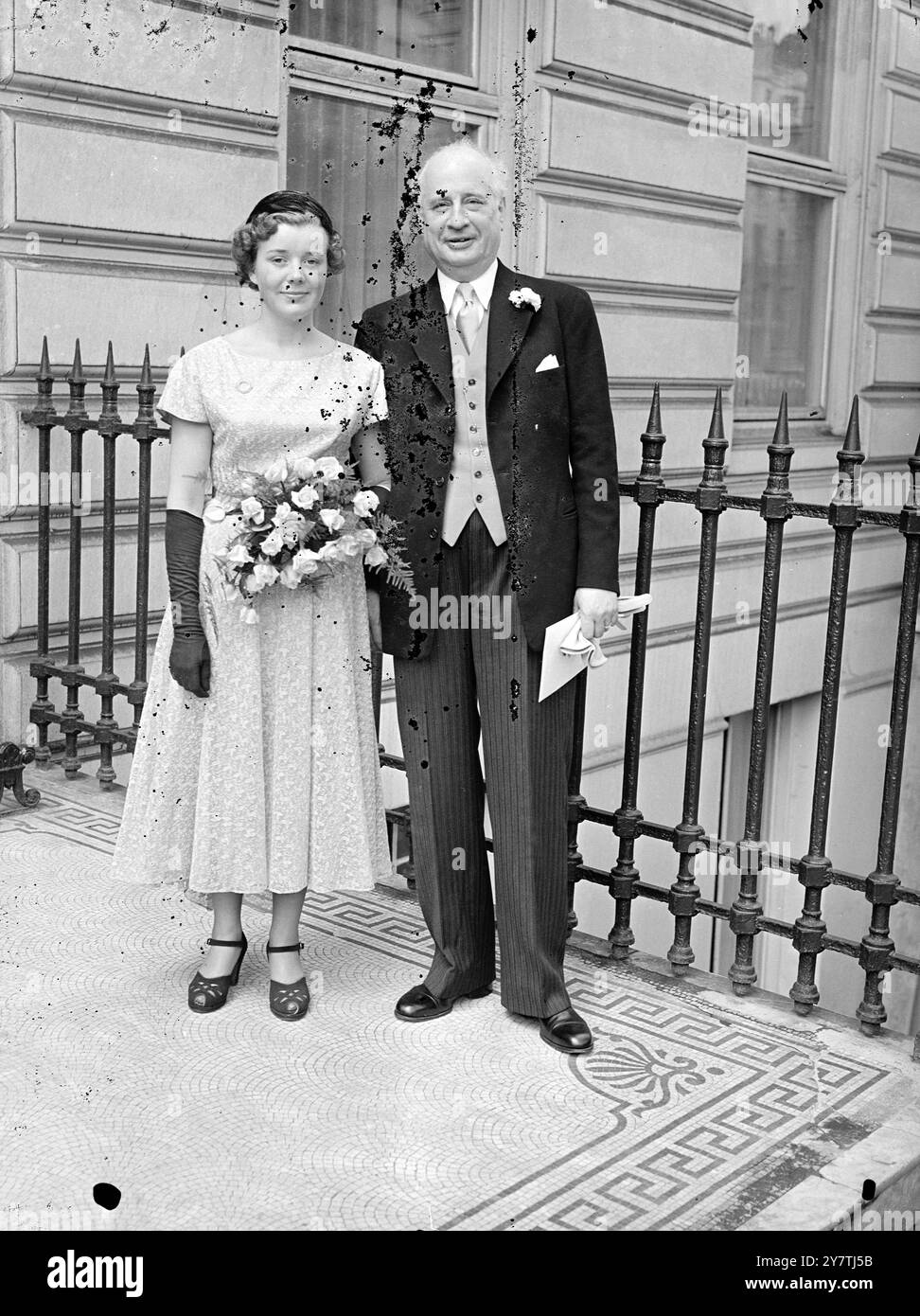 M. Fritz Eriksson et Mlle Ull Loof , photographiés après leur mariage à l'Ambassade de Suède , London23 juin 1950 Banque D'Images