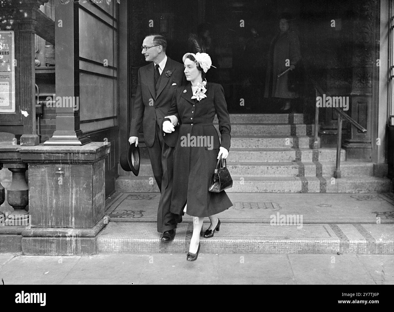 M. Norman Watchman , directeur d'entreprise et Lady Cecilia Johnstone après leur mariage au Caxton Hall Register Office18 mars 1950 Banque D'Images