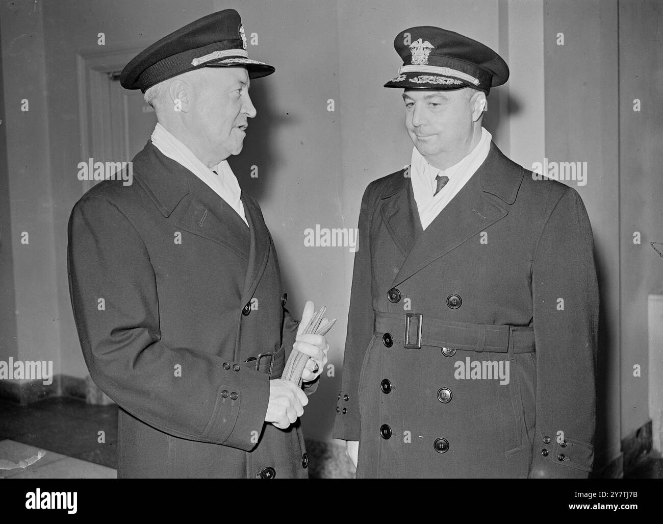 Les chefs de la marine des États-Unis se rencontrent à LondonLondres : l'amiral Forrest P Sherman , chef des opérations de la marine des États-Unis , qui est en visite de trois jours à Londres pour s'entretenir avec l'amiral Richard l Conolly , commandant en chef des forces navales des États-Unis Atlantique est et Méditerranée a visité l'amiral Conolly au quartier général des forces navales des États-Unis , Atlantique est et Méditerranée à Grosvenor Square . Photos : L'amiral Forrest P Sherman discutant avec l'amiral Richard l Conolly ( à droite) , lors de la réunion d'aujourd'hui 23 mars 1950 Banque D'Images