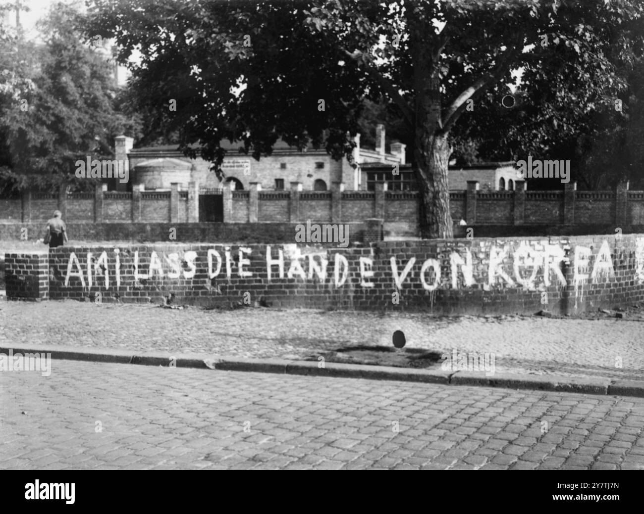 HANDS OFF IN KOREA - SLOGAN DES COMMUNISTES DU SECTEUR SOVIÉTIQUE. Un panneau indiquant "ami Keep Hands off in Korea" a été peint en énormes lettres blanches sur un mur dans le secteur russe face à la frontière du secteur américain. "Ami" est le terme allemand d'argot pour les Américains. Les communistes sont responsables du slogan Berlin, Allemagne de l'est. 5 juillet 1950 Banque D'Images